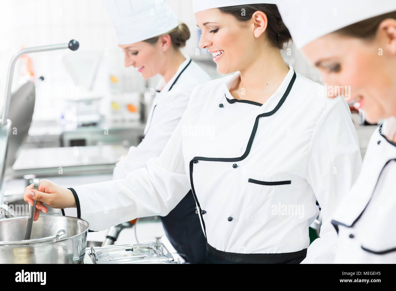 Gli chef di sesso femminile al lavoro nel sistema catering Foto Stock