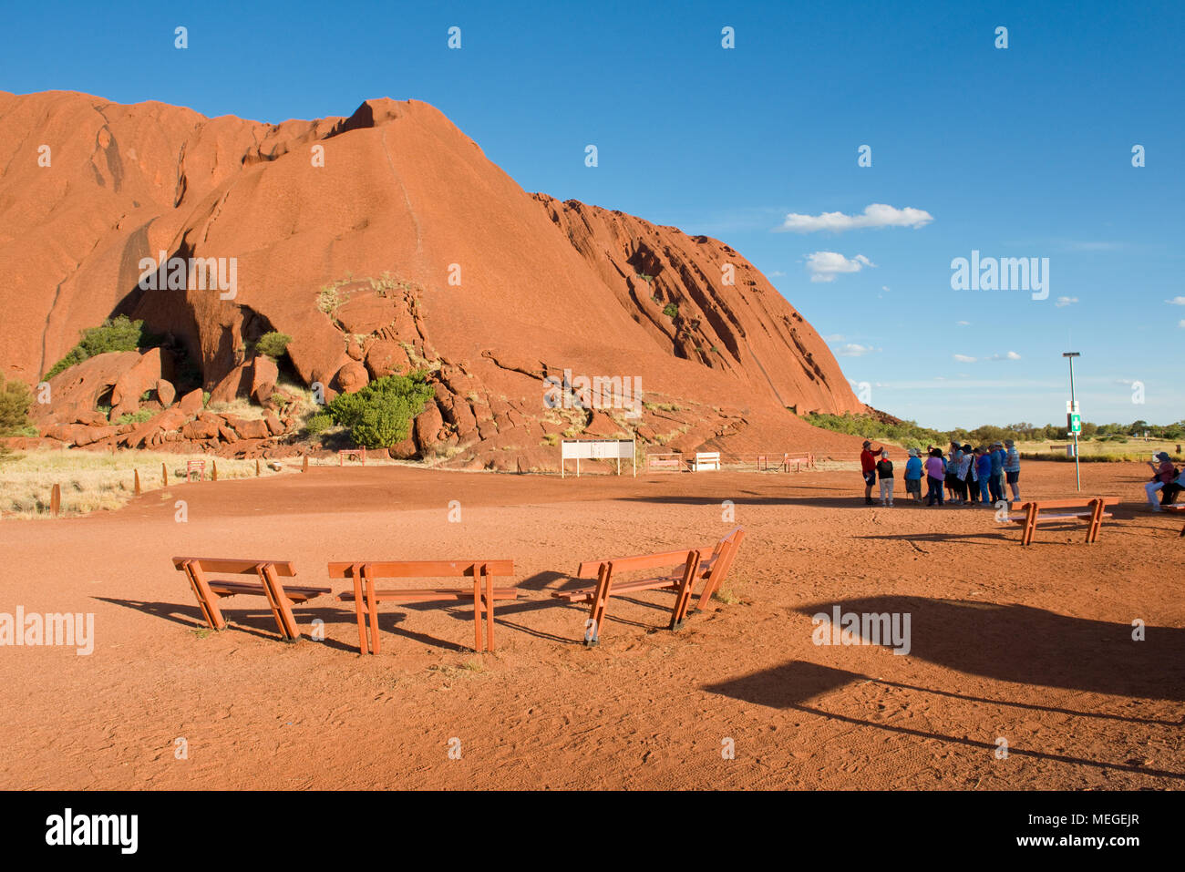 Sentiero fino Uluru (Ayers Rock). Per rispettare la cultura aborigena, poche persone ora salire la roccia. Foto Stock