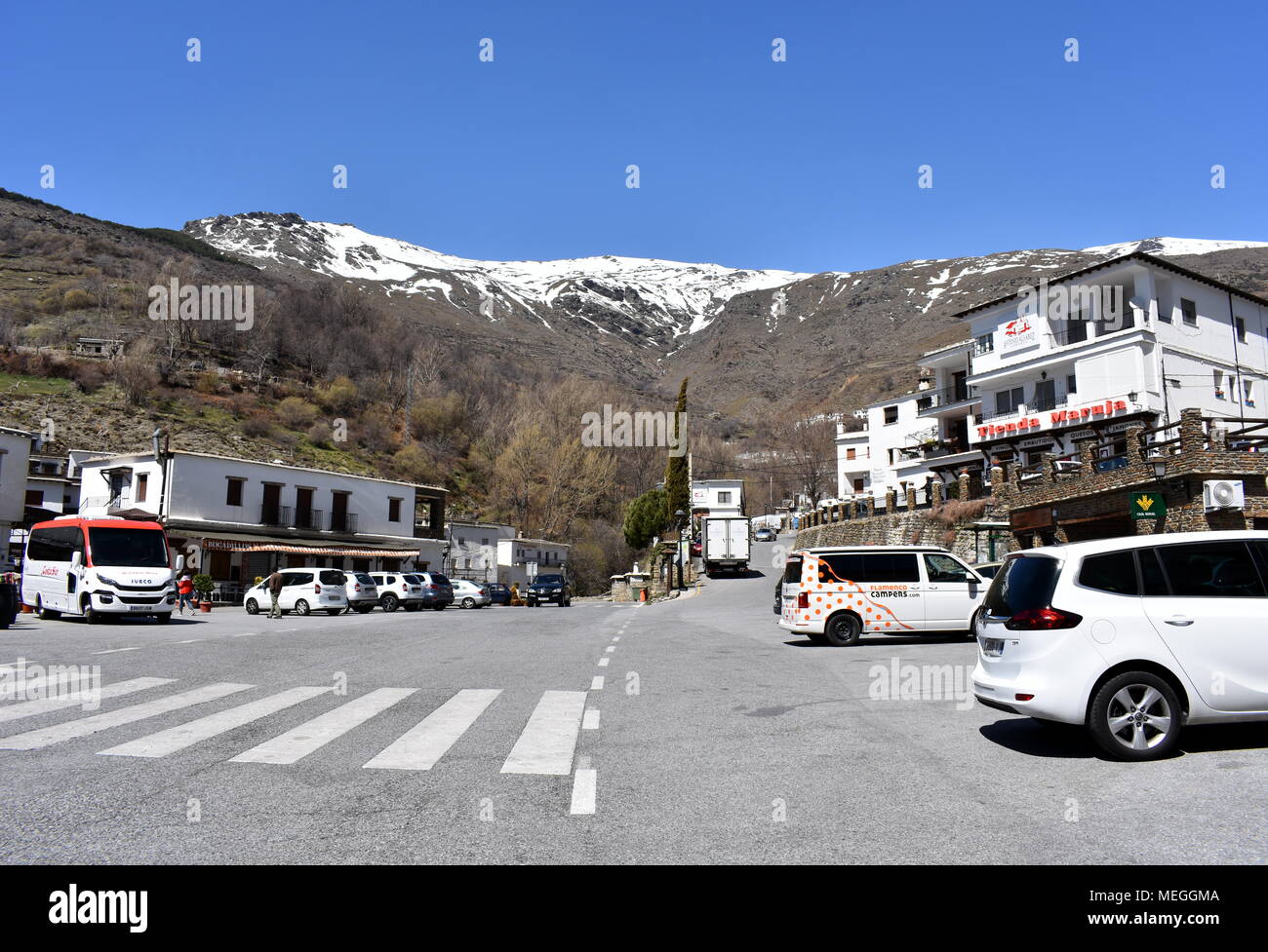 Il bianco villaggio di montagna di Ohanes, famosa per la sua aria prosciutto crudo, jamon serrano, Ohanes, Las Alpujarras, provincia di Granada, Spagna Foto Stock