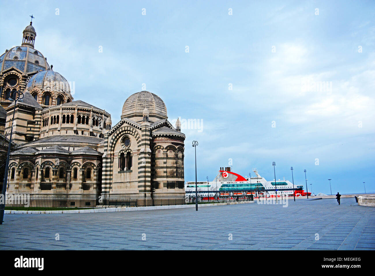 Cattedrale Sainte-Marie-maggiore e porta di Joliette, Marsiglia, Bouches du Rhone, Francia Foto Stock