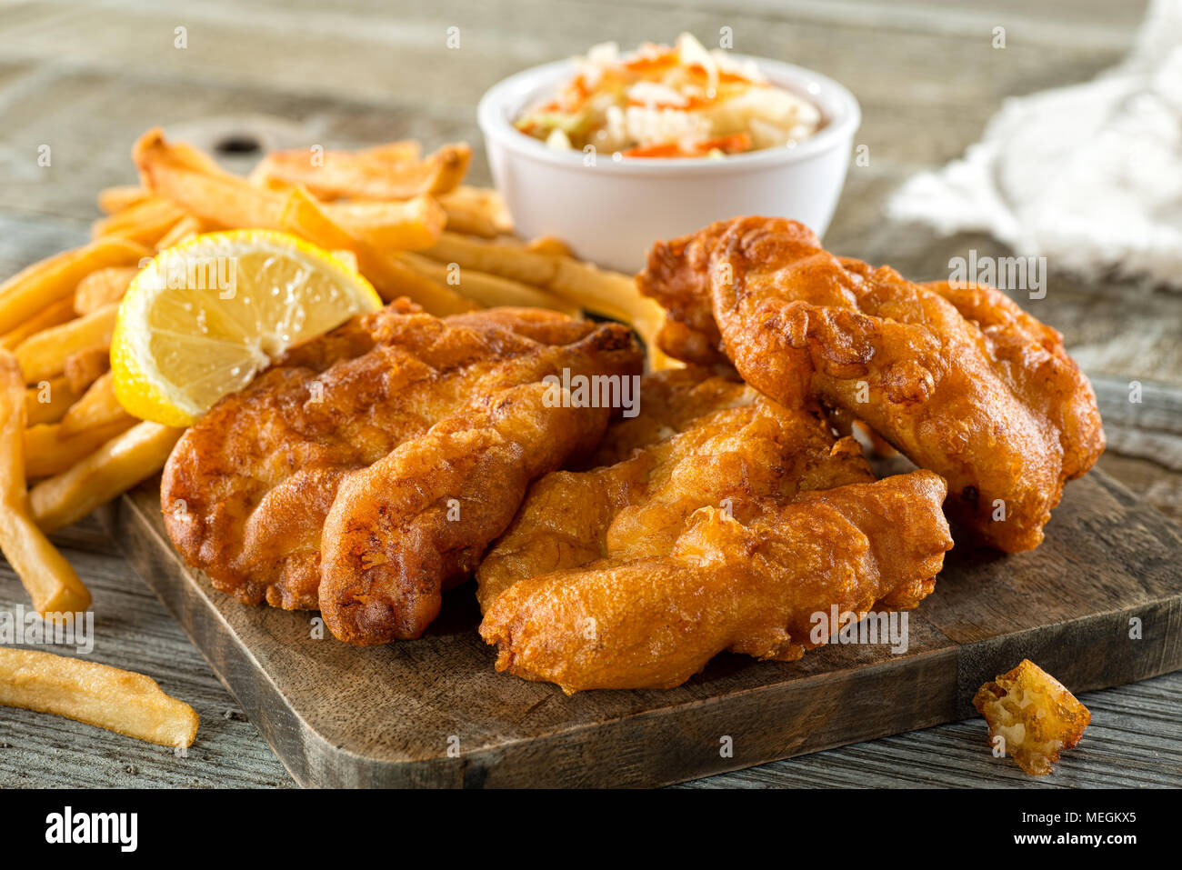 Deliziosa casa pesce e patatine con coleslaw al limone e guarnire. Foto Stock