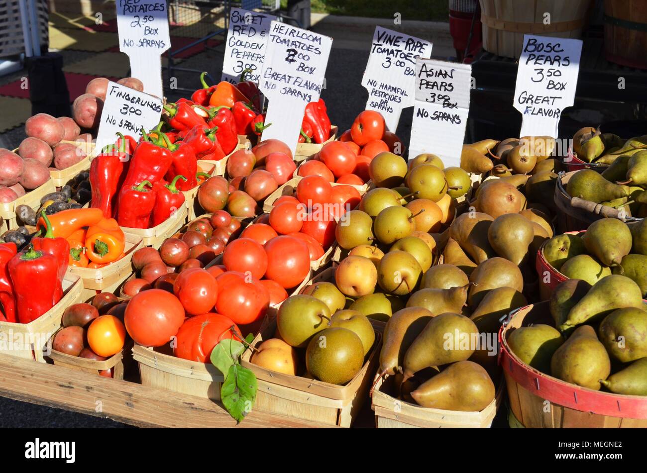 Ampia varietà di prodotti agricoli locali freschi e biologici in esposizione e in vendita. La maggior parte sono pulite e pronte per mangiare verdure commestibili. Foto Stock