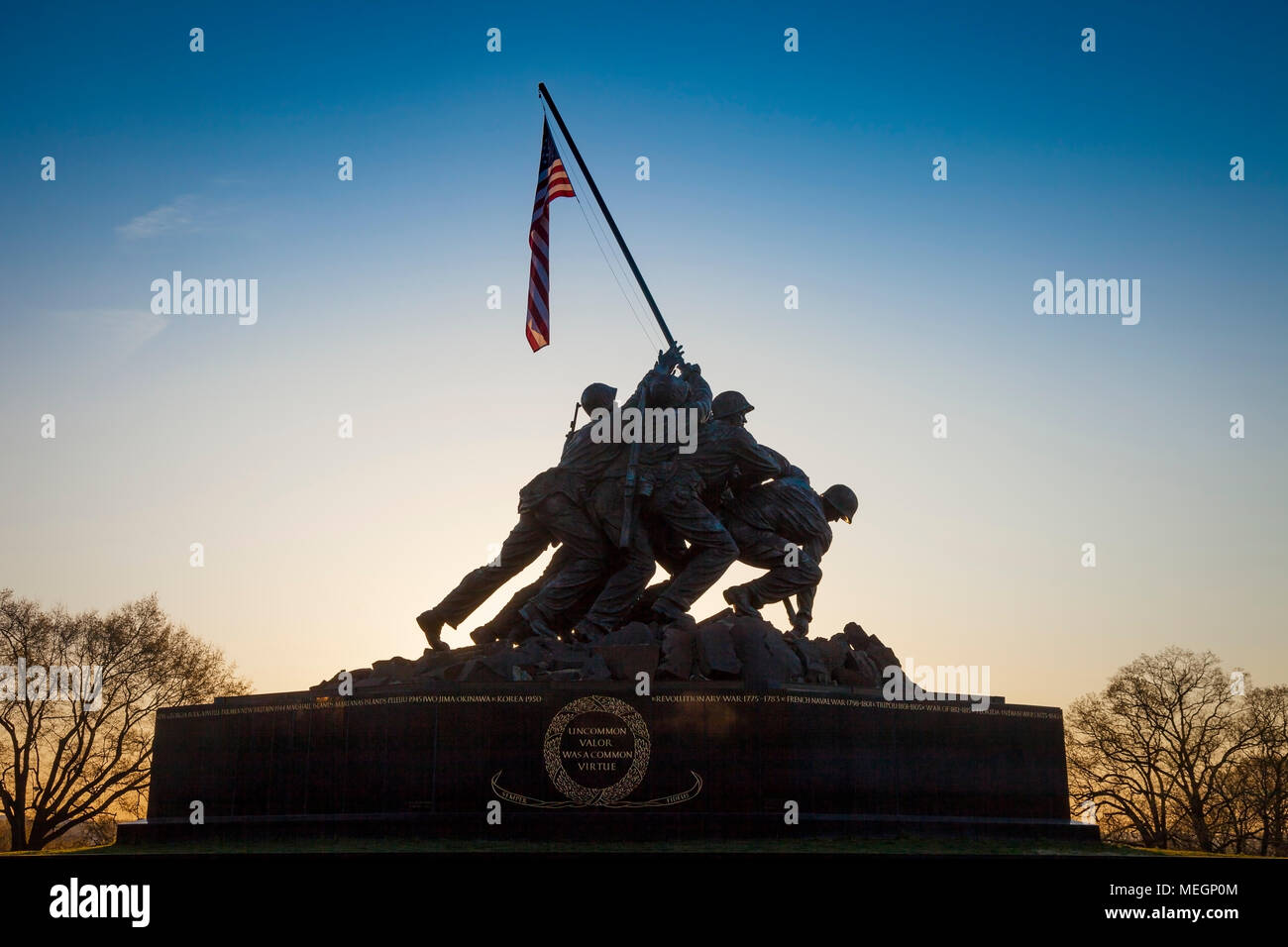 Silhouette di Iwo Jima Marines Memorial ad Arlington in Virginia, Stati Uniti d'America Foto Stock