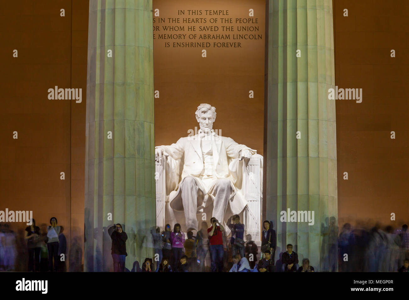I turisti presso il Lincoln Memorial al crepuscolo, Washington, DC, Stati Uniti d'America Foto Stock