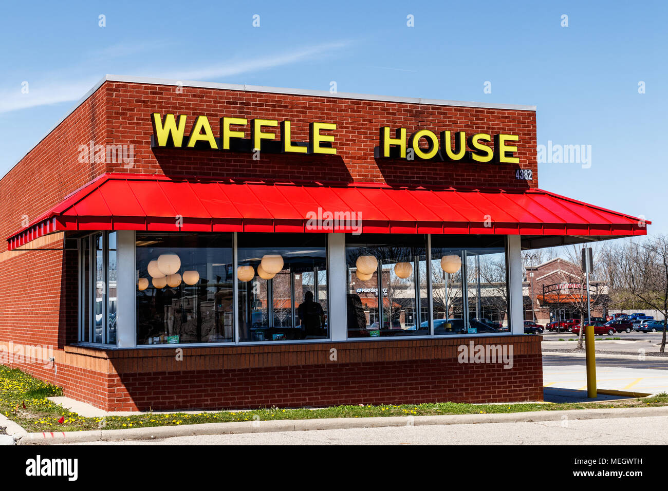 Gli accordi di Dayton - Circa Aprile 2018: esterna e il logo iconica Sud del ristorante della catena Waffle House. Waffle House è stata fondata nel 1955 II Foto Stock