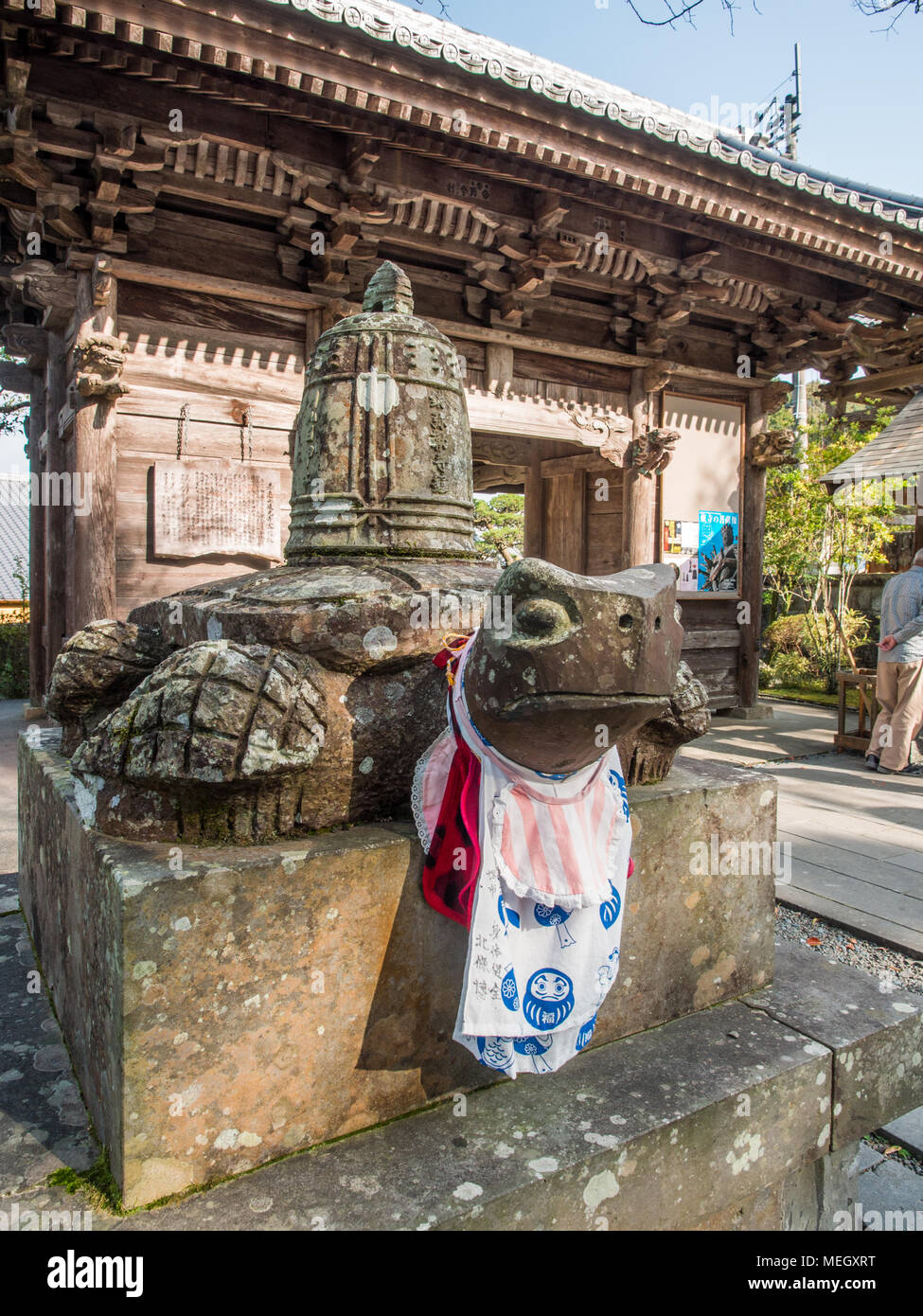 Statua di tartaruga con la sacra pettorali, Enkoji, tempio 39, 88 tempio pellegrinaggio, Kochi, Shikoku Giappone Foto Stock