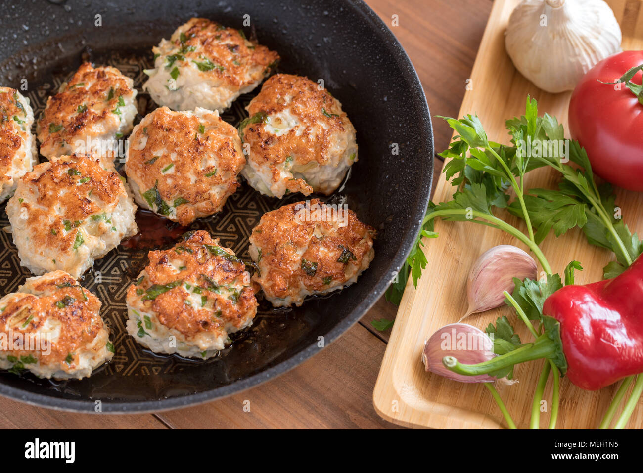 Fried cotolette in una padella. Foto Stock