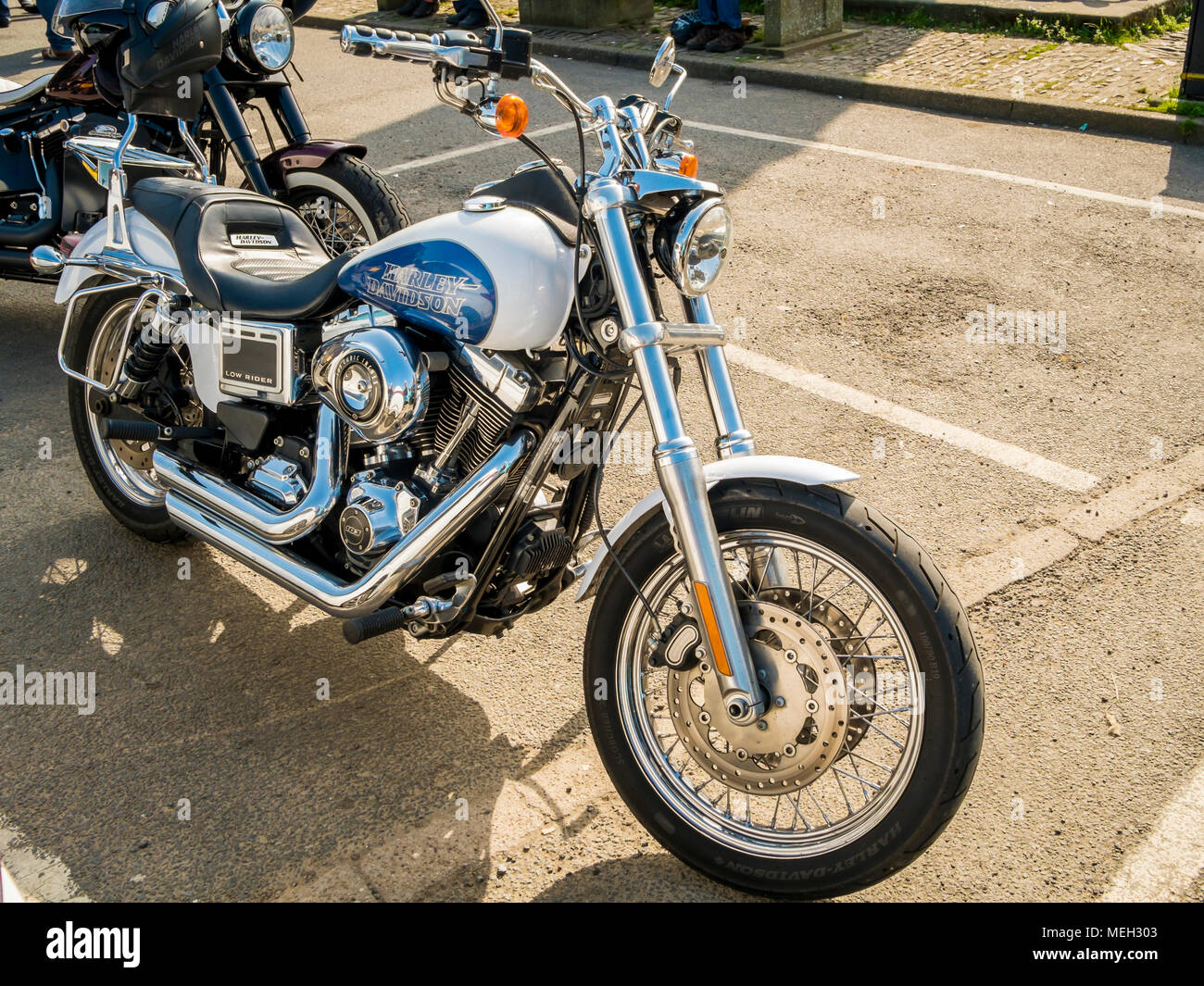 Un Harley Davdson pilota bassa del ciclo del motore con un 103 pollici cubici motore parcheggiato in Helmsley Market Place North Yorkshire, Inghilterra Foto Stock