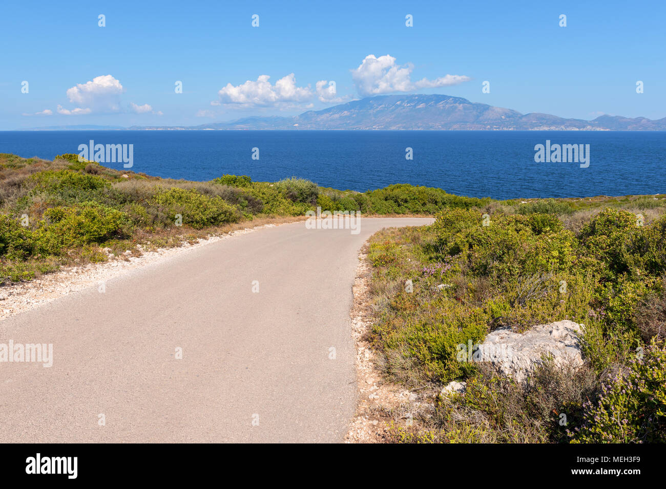 Strada a capo Skinari con vedute del mare per l'isola di Cefalonia e Zante, Grecia Foto Stock