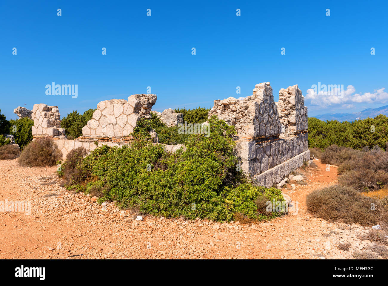 Antiche rovine sul capo Skinari nella soleggiata giornata estiva. L'isola di Zante, Grecia Foto Stock