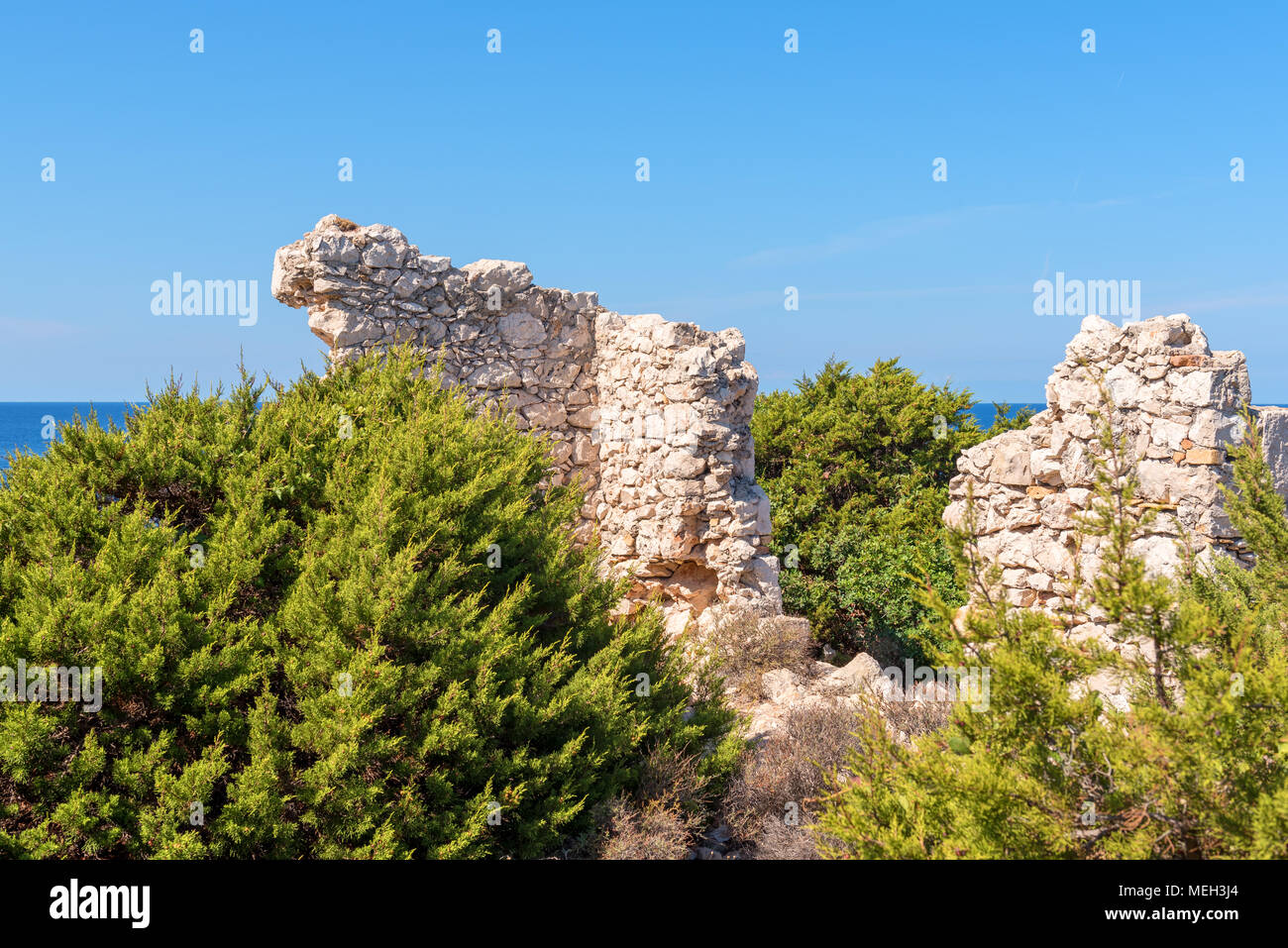Antiche rovine sul capo Skinari nella soleggiata giornata estiva. L'isola di Zante, Grecia Foto Stock