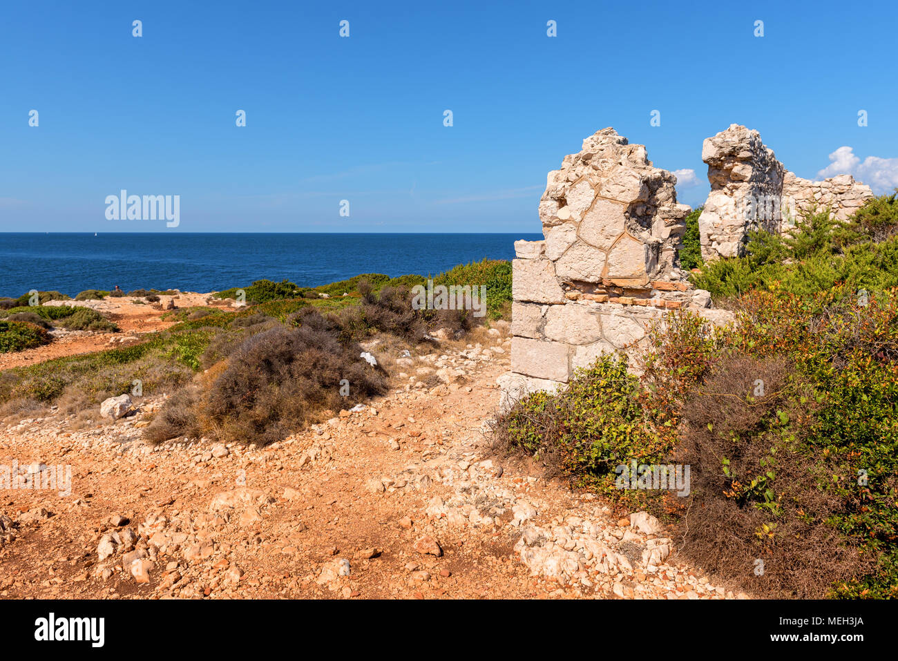 Antiche rovine sul capo Skinari nella soleggiata giornata estiva. L'isola di Zante, Grecia Foto Stock