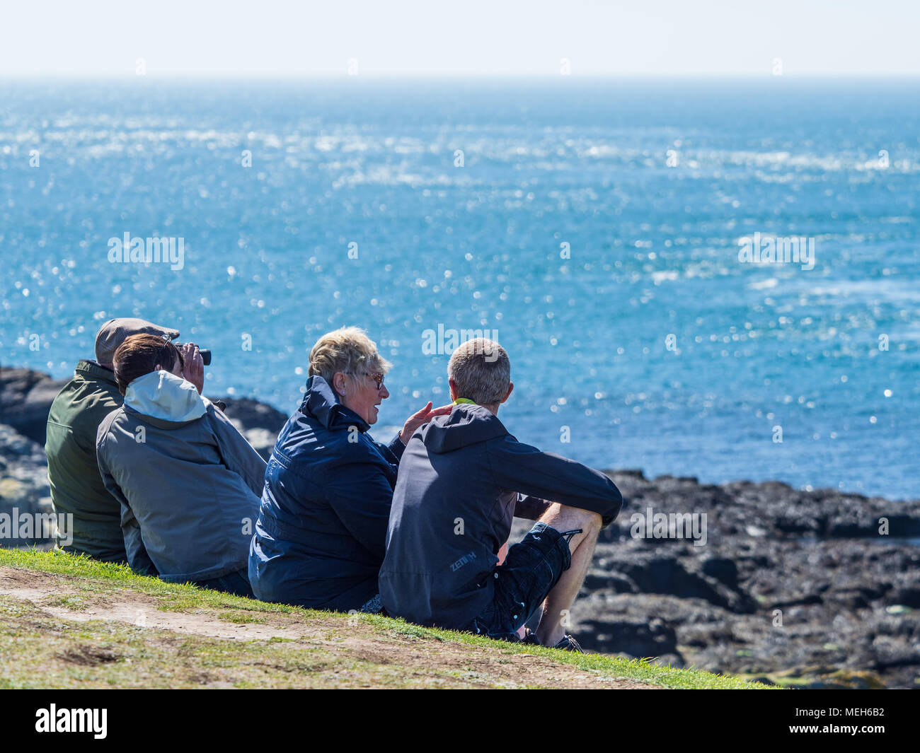 L'età media di turisti in cerca di visualizzare il suono, Isola di Man. Foto Stock