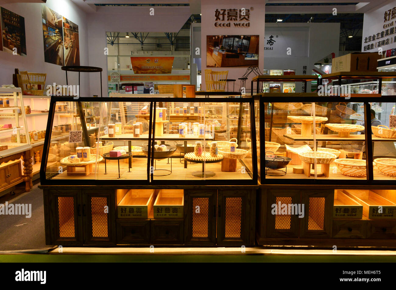 Asciugare prodotti da forno espositori e armadietti di buon legno Co in mostra presso il China International panificio mostra e fiera a Pechino Foto Stock