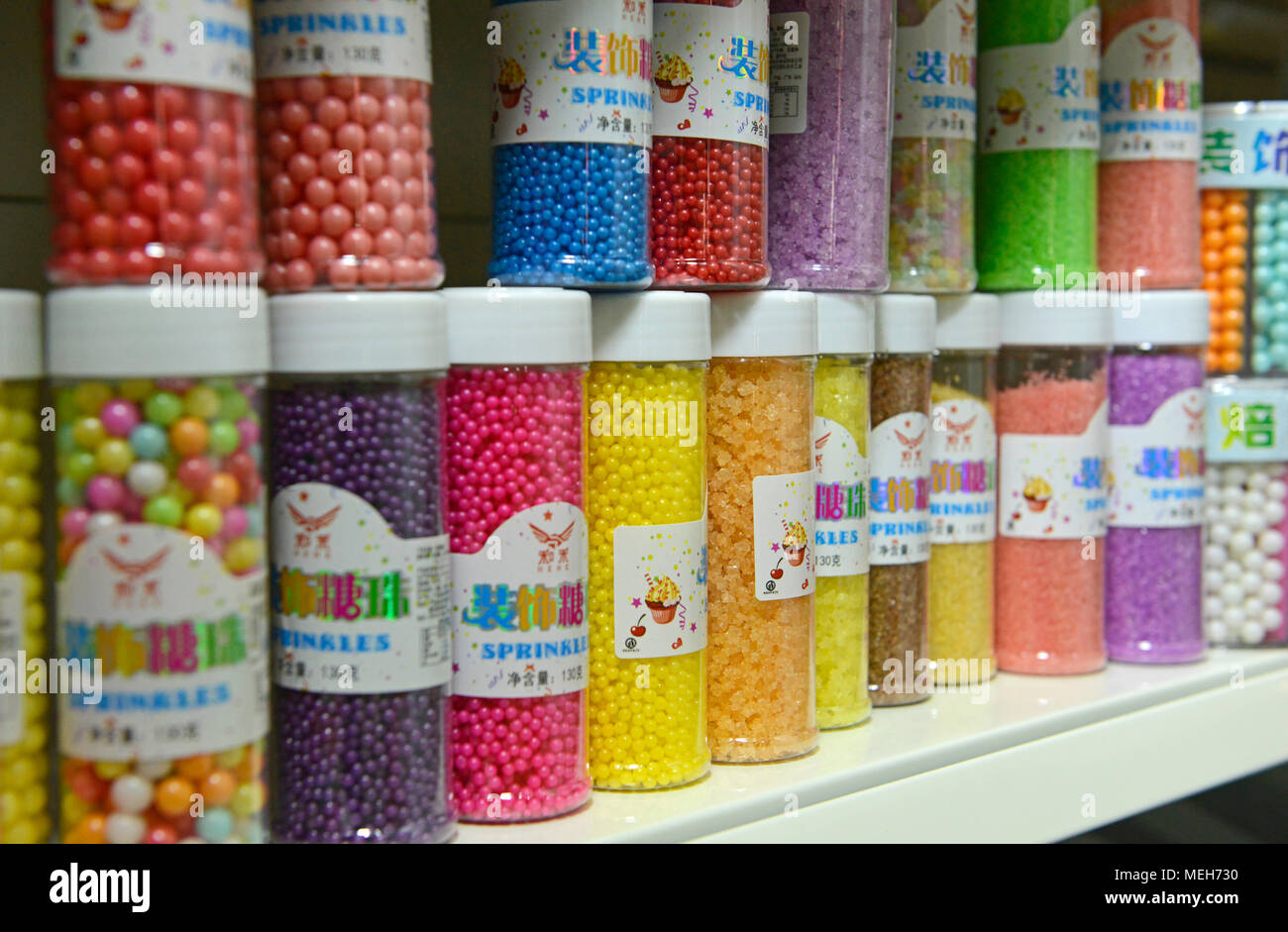 Pentole di centinaia e migliaia, nonpareils o spruzzi di confetti al China International panificio mostra e fiera a Pechino, Cina Foto Stock