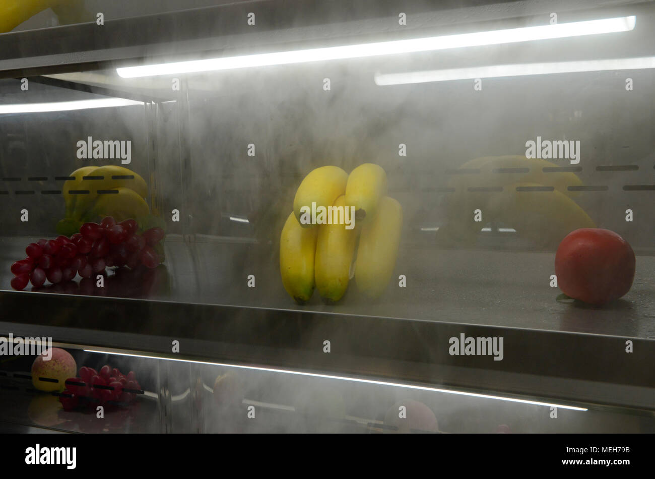Banane, uva e un apple chill in un armadio di refrigerazione display in Cina e cottura di prodotti da forno mostra a Pechino, in Cina nel mese di aprile 2018 Foto Stock