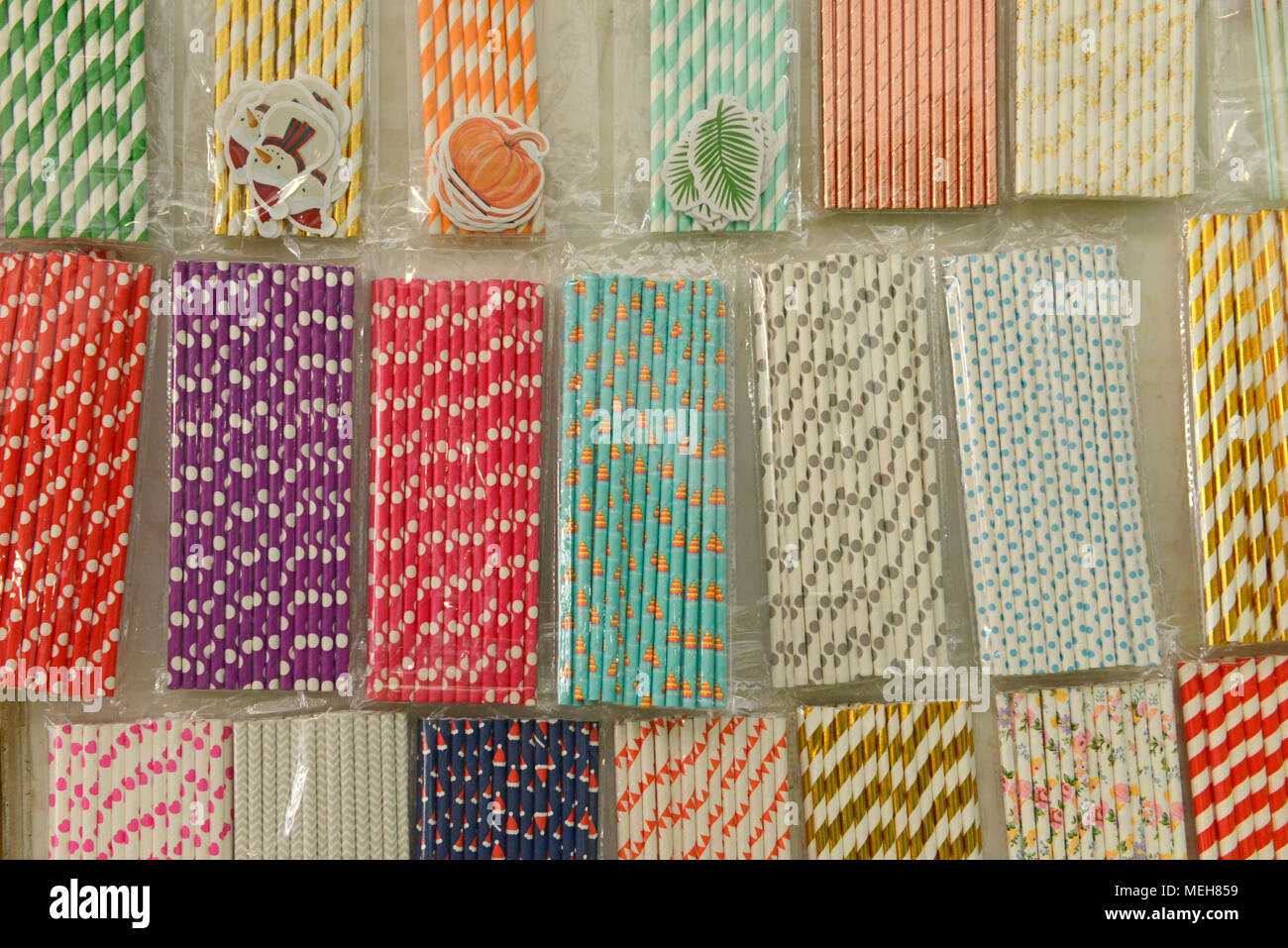 Confezioni di carta cannucce potabile su uno stand alla Cina di prodotti da forno mostra e fiera a Pechino, in Cina. Foto Stock