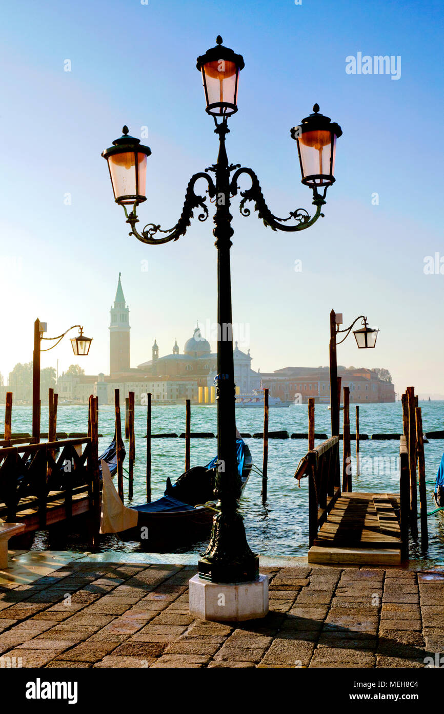 In Gondola e street / LAMPADA LAMPIONE con la Chiesa di San Giorgio Maggiore in background, Grand Canal, Piazza San Marco / Piazza San Marco, Venezia, Italia Foto Stock