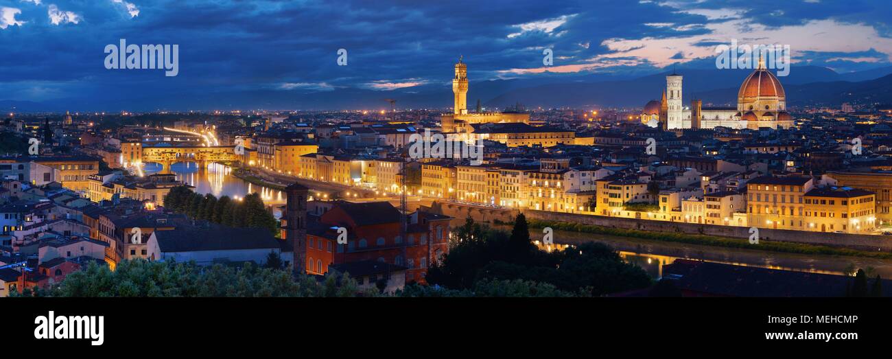 Orizzonte di Firenze vista dal Piazzale Michelangelo a panorama notturno Foto Stock