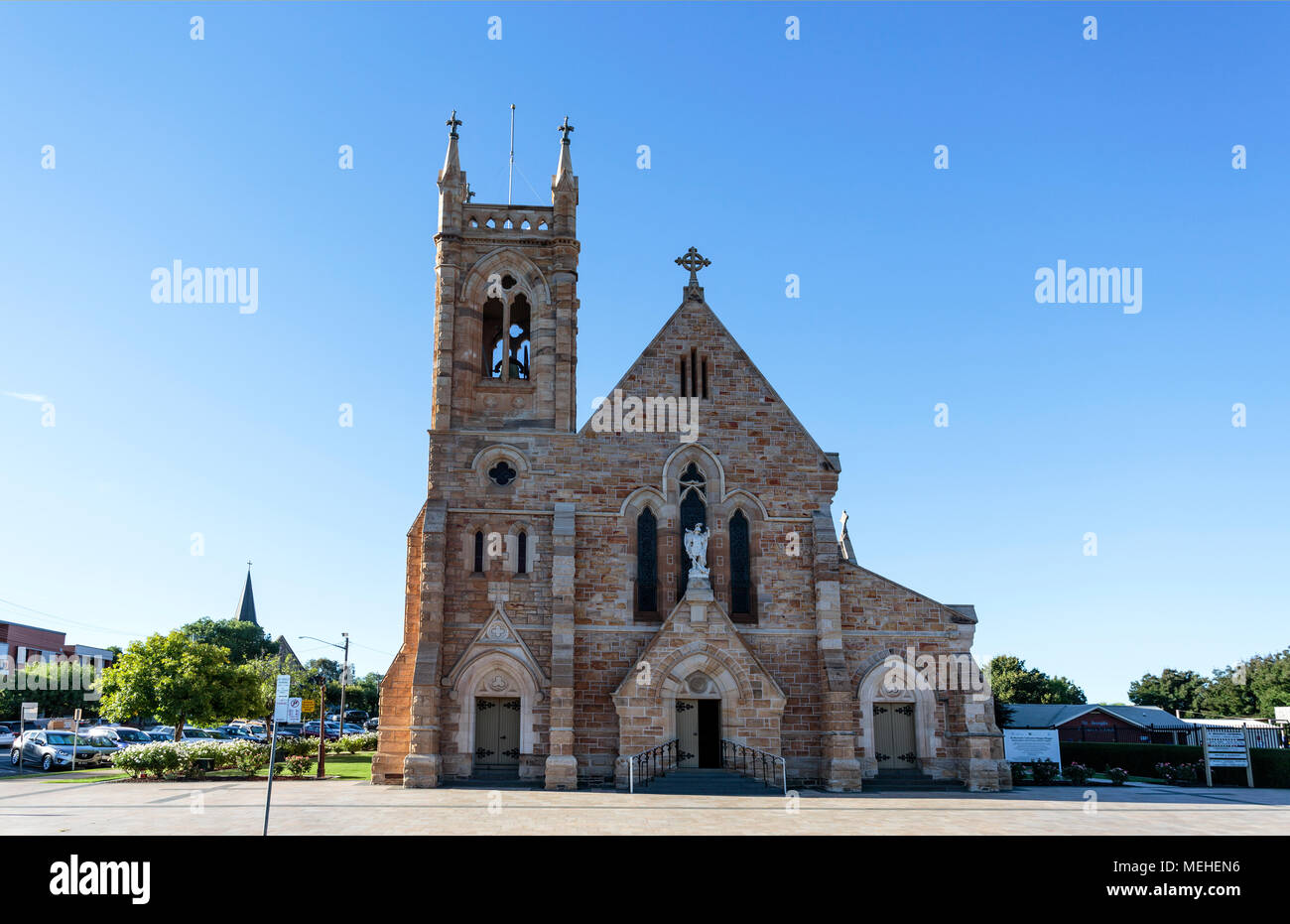 Vista di St Michael Cattedrale, una grande Revival gotico di pietra arenaria in stile palazzo, eretto nel 1887 nella città di Wagga Wagga, Nuovo Galles del Sud, Australia Foto Stock
