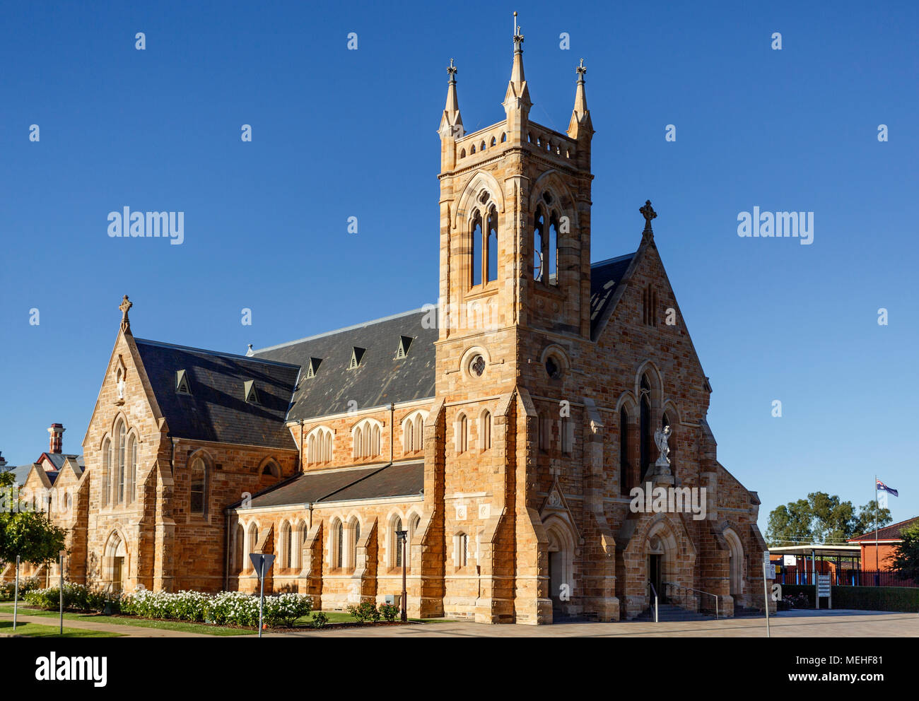 Vista di St Michael Cattedrale, una grande Revival gotico di pietra arenaria in stile palazzo, eretto nel 1887 nella città di Wagga Wagga, Nuovo Galles del Sud, Australia Foto Stock