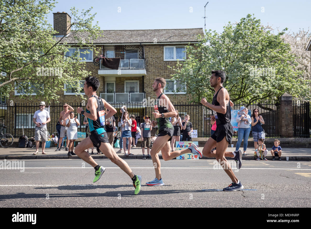 Londra, Regno Unito. Il 22 aprile, 2018. Xxxviii London Marathon passa attraverso Deptford. Credito: Guy Corbishley/Alamy Live News Foto Stock