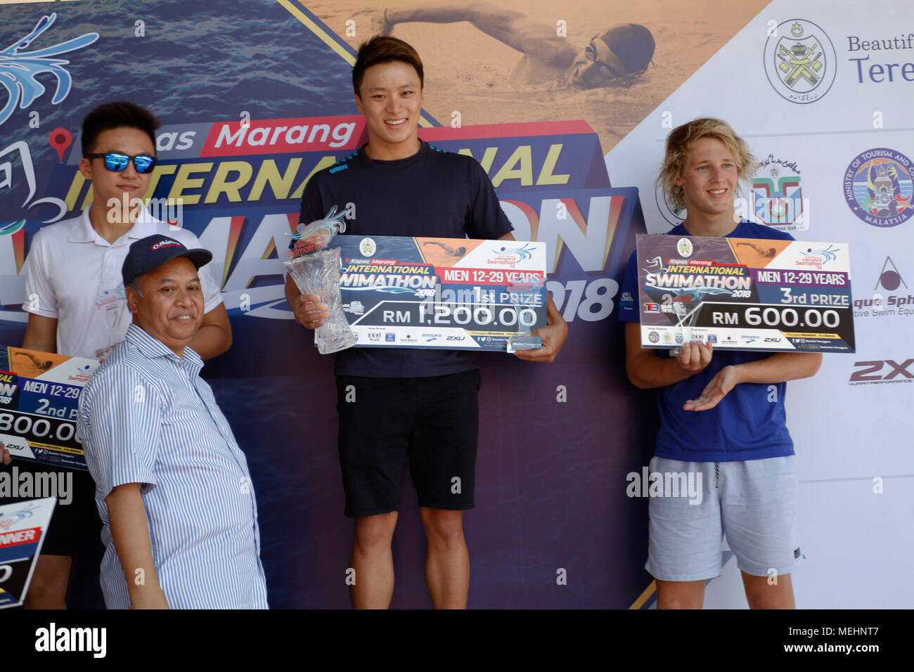 Marang, Terengganu, Malaysia. Il 22 aprile 2018. Swimathon internazionale 2018. Un annuale il nuoto in acque libere la concorrenza con una distanza di 6.5 km da Kapas Island a Kelulut beach in Marang. Vincitore assoluto Tern Jian Han dalla Malaysia con un tempo di 1:25:46 Credito: Tengku Mohd Yusof/Alamy Live News Foto Stock