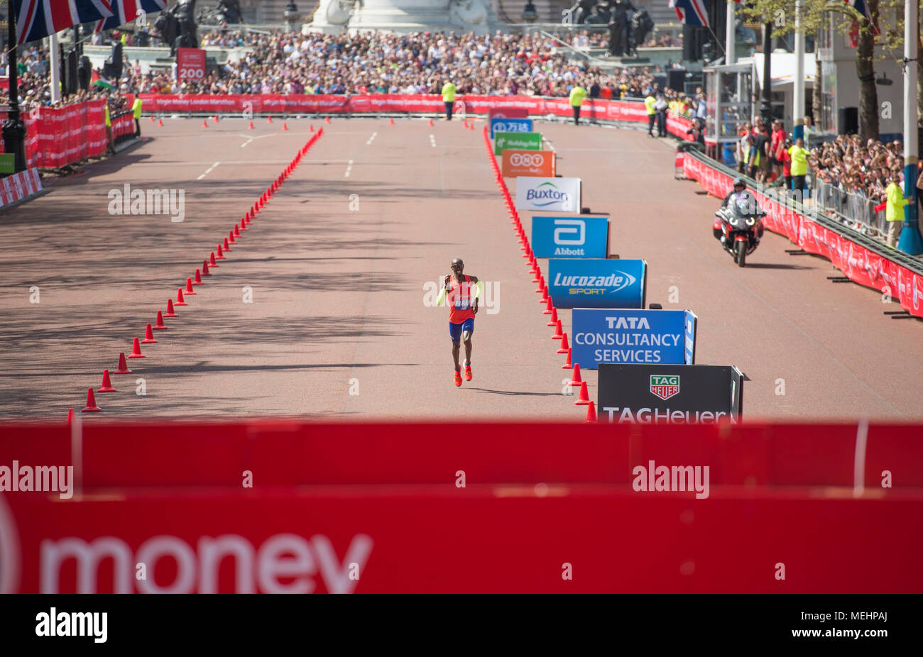 Il centro commerciale di Londra, Regno Unito. Il 22 aprile 2018. 2018 denaro VIRGIN LONDON MARATHON avviene nel sole caldo con gli atleti la finitura sul Mall. Mo Farah terminando terzo nella Elite Uomini di gara. Credito: Malcolm Park/Alamy Live News. Foto Stock