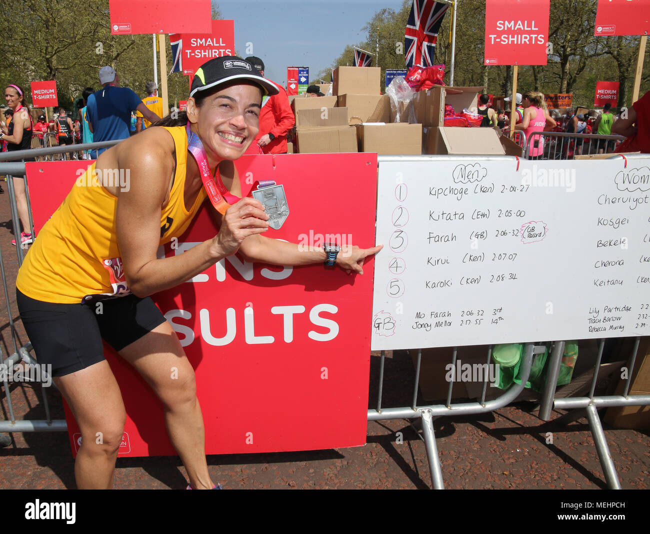 Londra REGNO UNITO 22 aprile 2018 sebbene la maratona di Londra orginezers consigliare i corridori non indossare abiti a fantasia a causa del calore ,vi sono stati diversi tentativi di Guinness world record da diversi concorrenti in costume che corrono in calore estremo @Paolo Quezada-Neiman/Alamy Live News Foto Stock