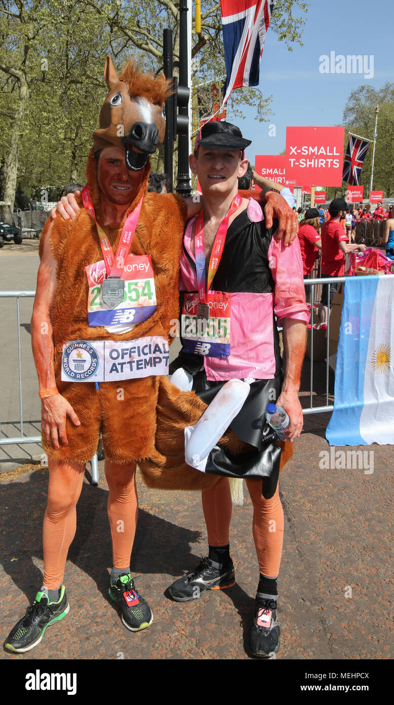 Londra REGNO UNITO 22 aprile 2018 sebbene la maratona di Londra orginezers consigliare i corridori non indossare abiti a fantasia a causa del calore ,vi sono stati diversi tentativi di Guinness world record da diversi concorrenti in costume che corrono in calore estremo @Paolo Quezada-Neiman/Alamy Live News Foto Stock