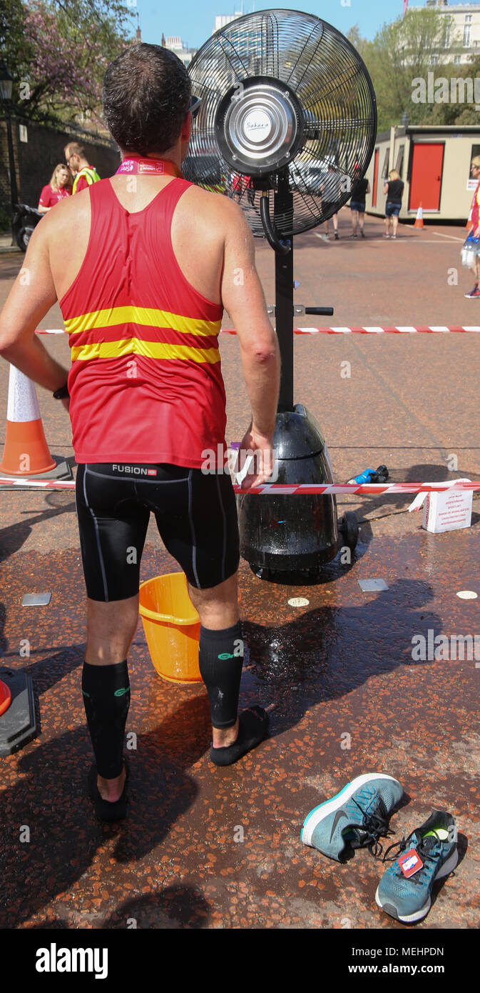 Londra REGNO UNITO 22 aprile 2018 sebbene la maratona di Londra orginezers consigliare i corridori non indossare abiti a fantasia a causa del calore ,vi sono stati diversi tentativi di Guinness world record da diversi concorrenti in costume che corrono in calore estremo @Paolo Quezada-Neiman/Alamy Live News Foto Stock