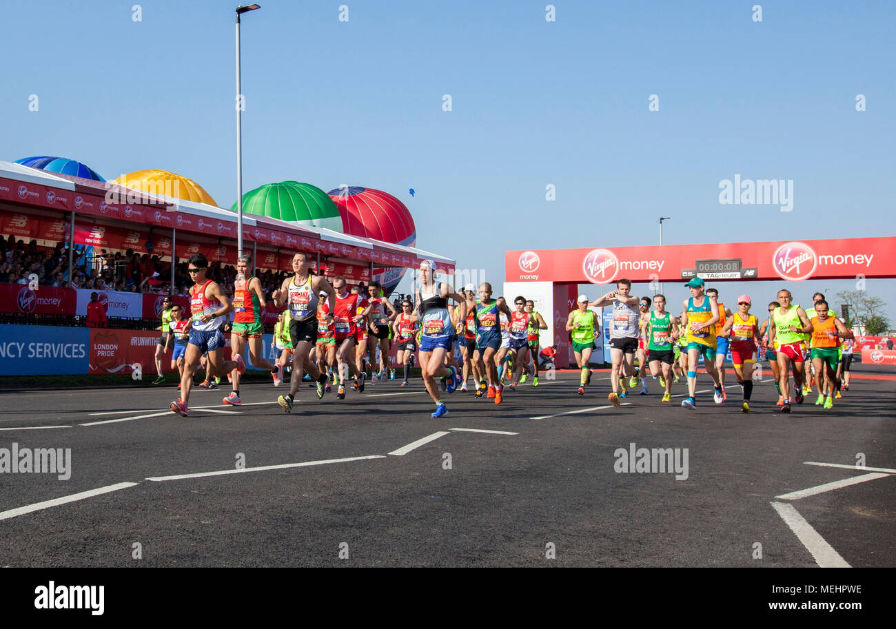 Londra, Regno Unito. 22 apr, 2018. Para-atleti competere durante la maratona di Londra 2018 a Londra, in Gran Bretagna il 22 aprile 2018. Credito: Xu Hui/Xinhua/Alamy Live News Foto Stock
