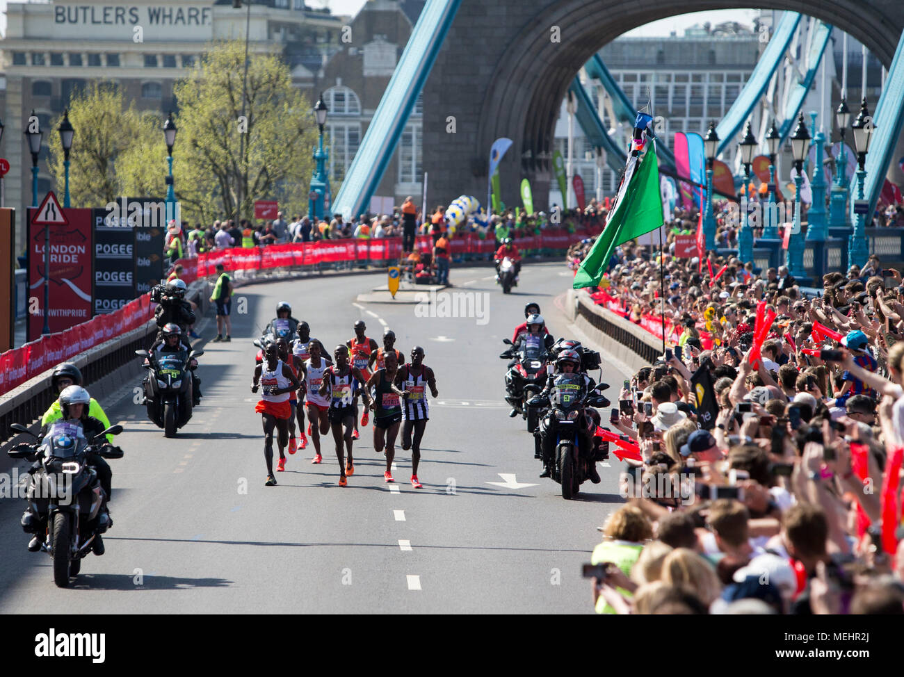 Londra, Regno Unito. 22 apr, 2018. Gli atleti di uomini del gruppo di elite competere durante la maratona di Londra 2018 a Londra, in Gran Bretagna il 22 aprile 2018. Credito: Xu Hui/Xinhua/Alamy Live News Foto Stock