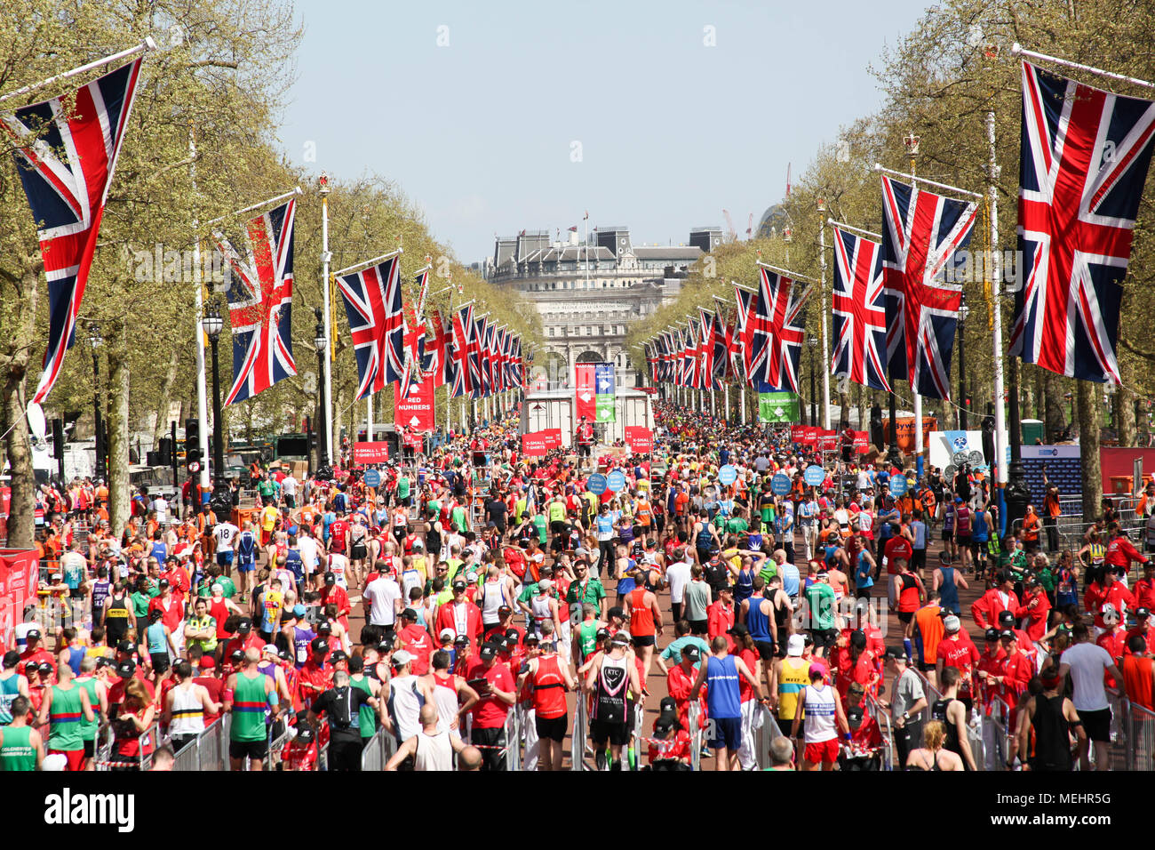 Londra, UK, 22 aprile 2018. La folla di corridori della maratona che ha tagliato il traguardo al credito: Alex Cavendish/Alamy Live News Foto Stock