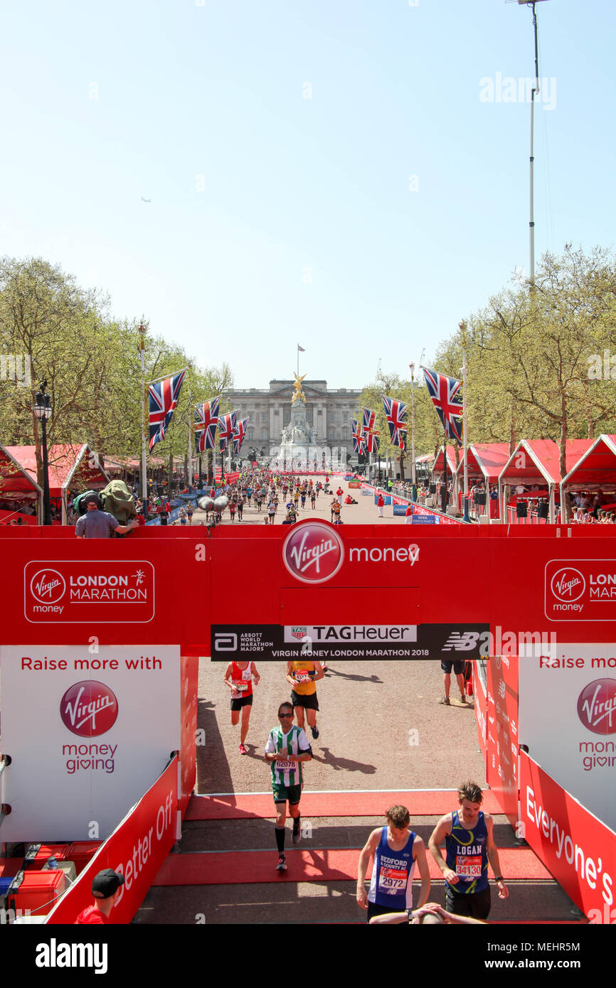 Londra, UK, 22 aprile 2018. Corridori della maratona Correre verso il traguardo vicino a Buckingham Palace Credito: Alex Cavendish/Alamy Live News Foto Stock