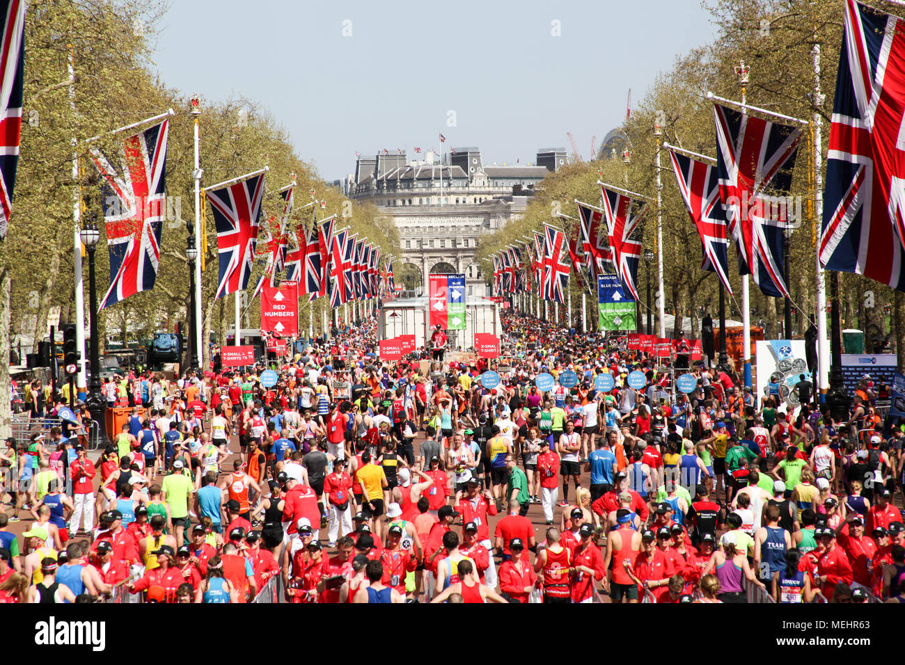 Londra, UK, 22 aprile 2018. La folla di corridori della maratona che ha tagliato il traguardo al credito: Alex Cavendish/Alamy Live News Foto Stock