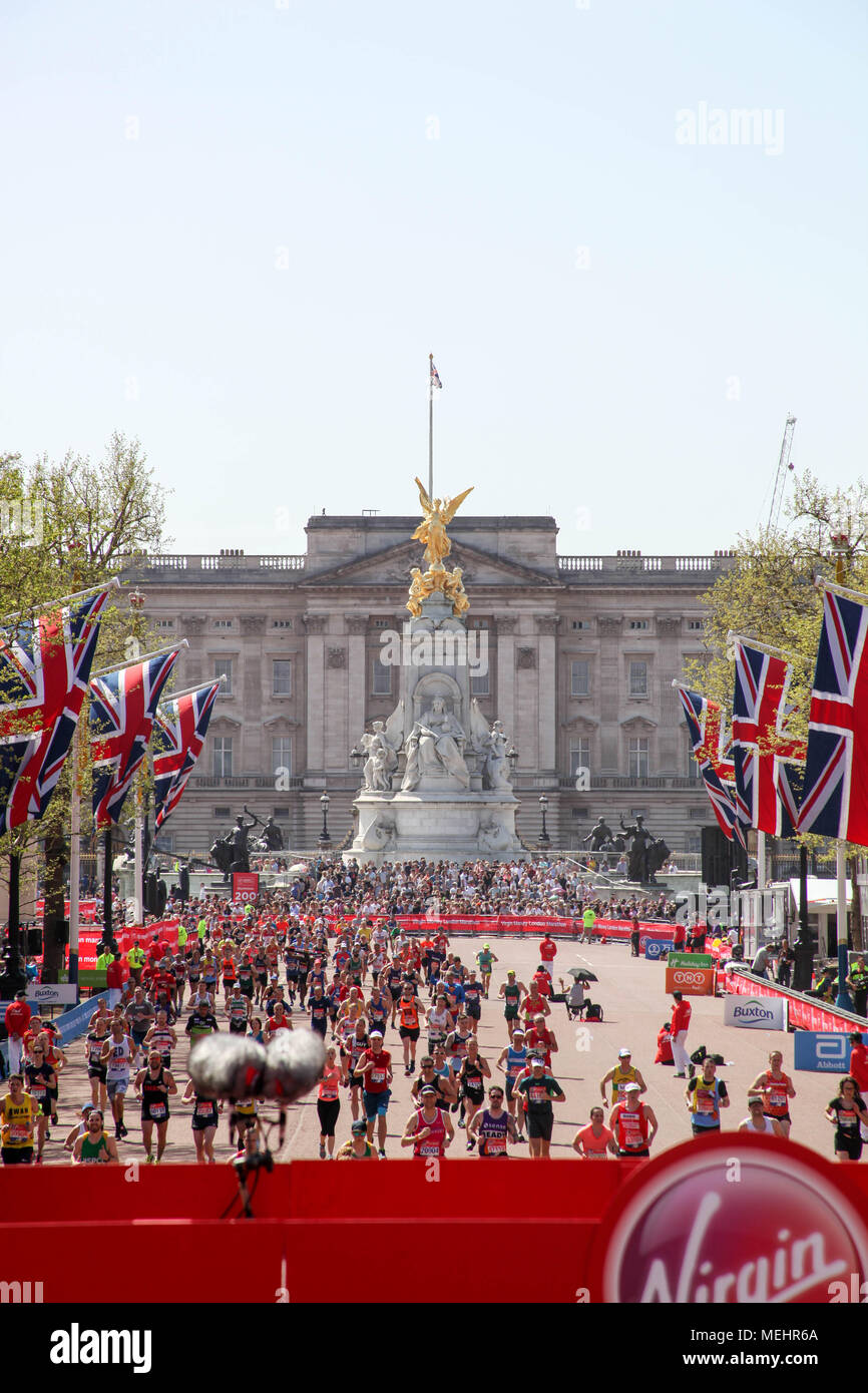 Londra, UK, 22 aprile 2018. Il traguardo della Maratona di Londra Credito: Alex Cavendish/Alamy Live News Foto Stock