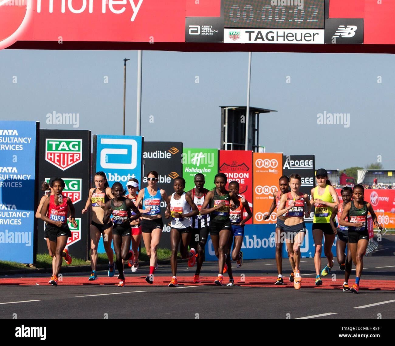 Londra, Regno Unito. 22 apr, 2018. Atleti femminile del gruppo elite competere durante la maratona di Londra 2018 a Londra, in Gran Bretagna il 22 aprile 2018. Credito: Xu Hui/Xinhua/Alamy Live News Foto Stock