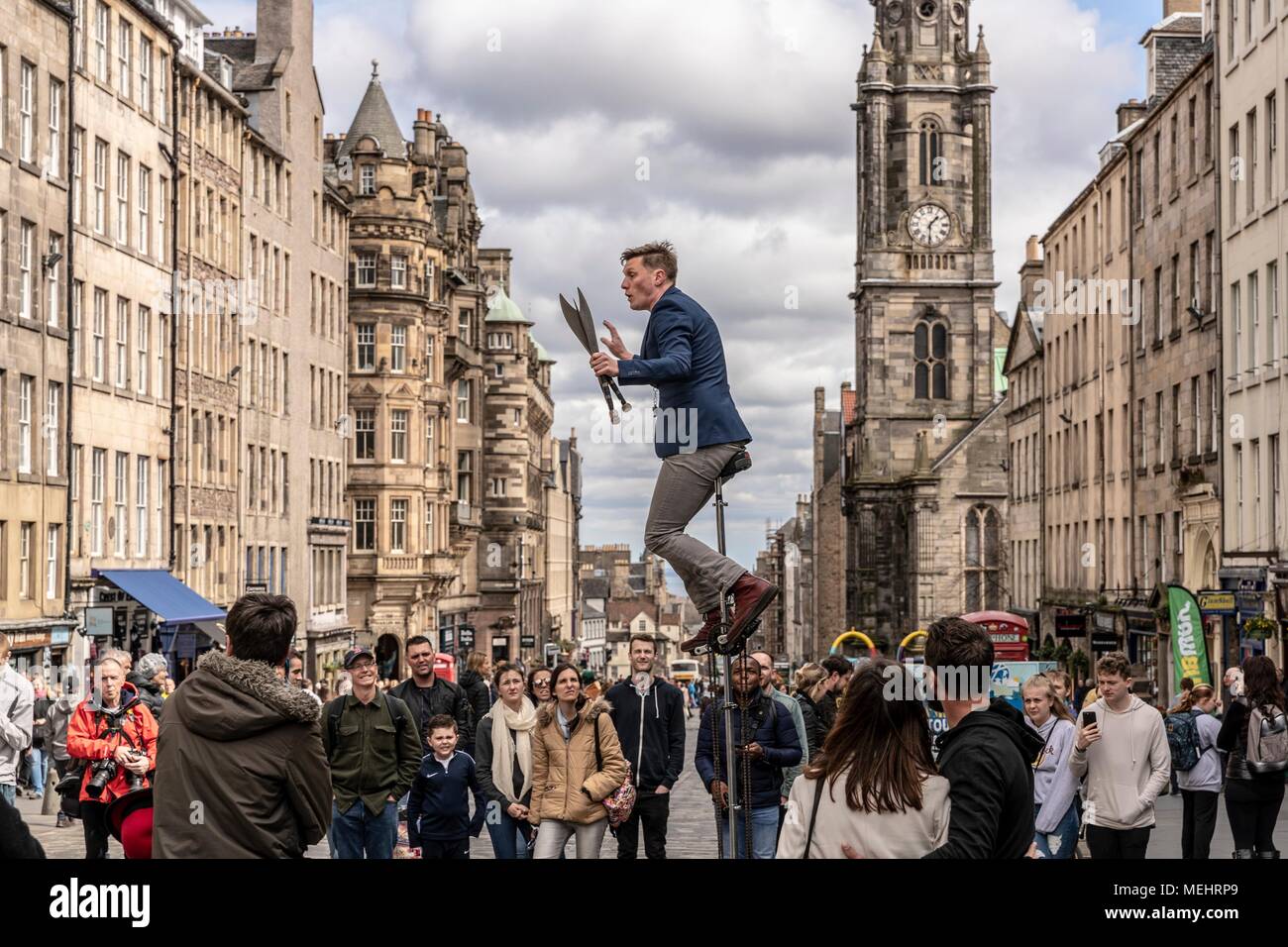 Edinburgh, Regno Unito, 22 aprile 2018. Come turista numeri aumentano in Edinburgh, artisti di strada stanno prendendo la Royal Mile e divertente la folla. Credito: ricca di Dyson/Alamy Live News Foto Stock
