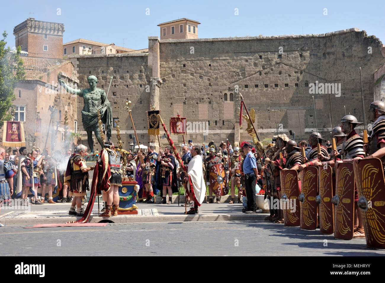Roma, Italia. 22 aprile 2018. Natale di Roma a Roma, Italia. Roma celebra il 2771° anniversario della fondazione della città nel 21 aprile 753 a.C. Parata storica per le strade di Roma. Le persone sono vestite con antichi costumi romani. Cerimonia presso la statua di Augusto in via dei fori Imperiali. Crediti: Vito Arcomano/Alamy Live News Foto Stock