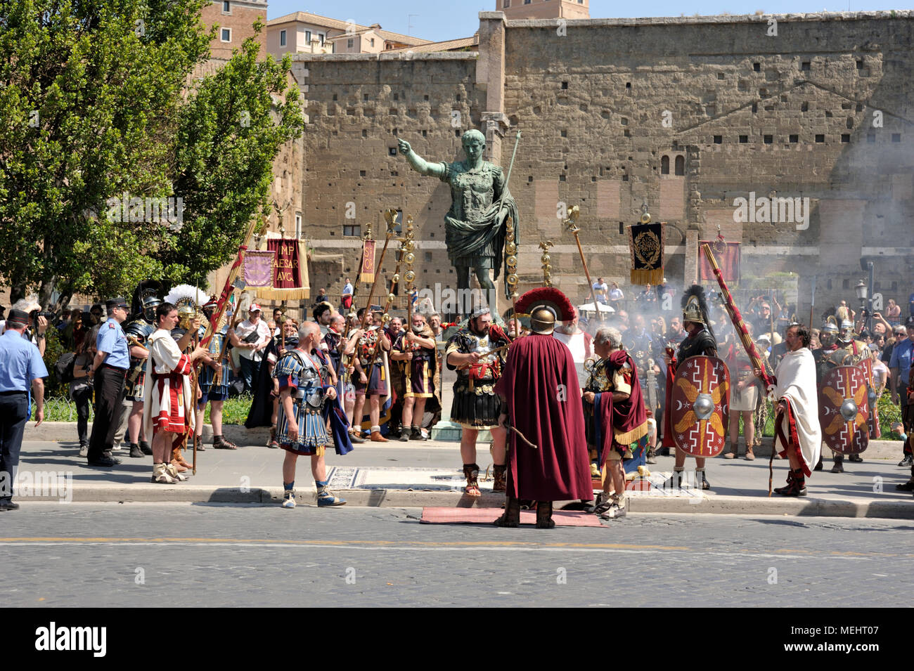 Roma, Italia. 22 aprile 2018. Natale di Roma a Roma, Italia. Roma celebra il 2771° anniversario della fondazione della città nel 21 aprile 753 a.C. Parata storica per le strade di Roma. Le persone sono vestite con antichi costumi romani. Cerimonia presso la statua di Augusto in via dei fori Imperiali. Crediti: Vito Arcomano/Alamy Live News Foto Stock