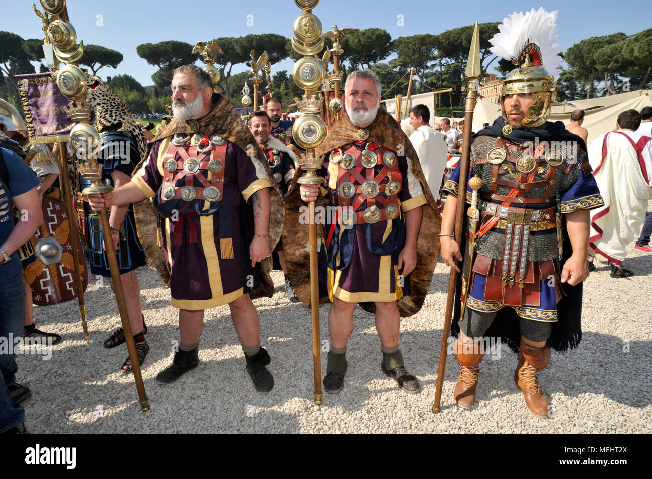 Roma, Italia. Il 22 aprile, 2018. Natale di Roma in Roma, Italia. Roma celebra il 2771st anniversario della fondazione della città nel XXI Aprile del 753 A.C. Il corteo storico per le strade di Roma. Le persone sono vestite di antichi costumi romani. Credito: Vito Arcomano/Alamy Live News Foto Stock