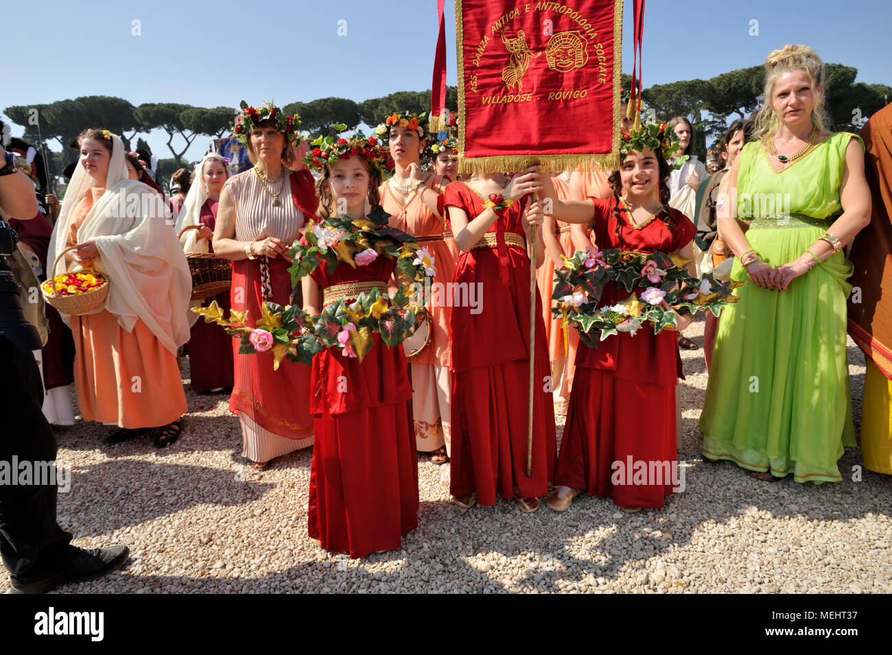 Roma, Italia. Il 22 aprile, 2018. Natale di Roma in Roma, Italia. Roma celebra il 2771st anniversario della fondazione della città nel XXI Aprile del 753 A.C. Il corteo storico per le strade di Roma. Le persone sono vestite di antichi costumi romani. Credito: Vito Arcomano/Alamy Live News Foto Stock