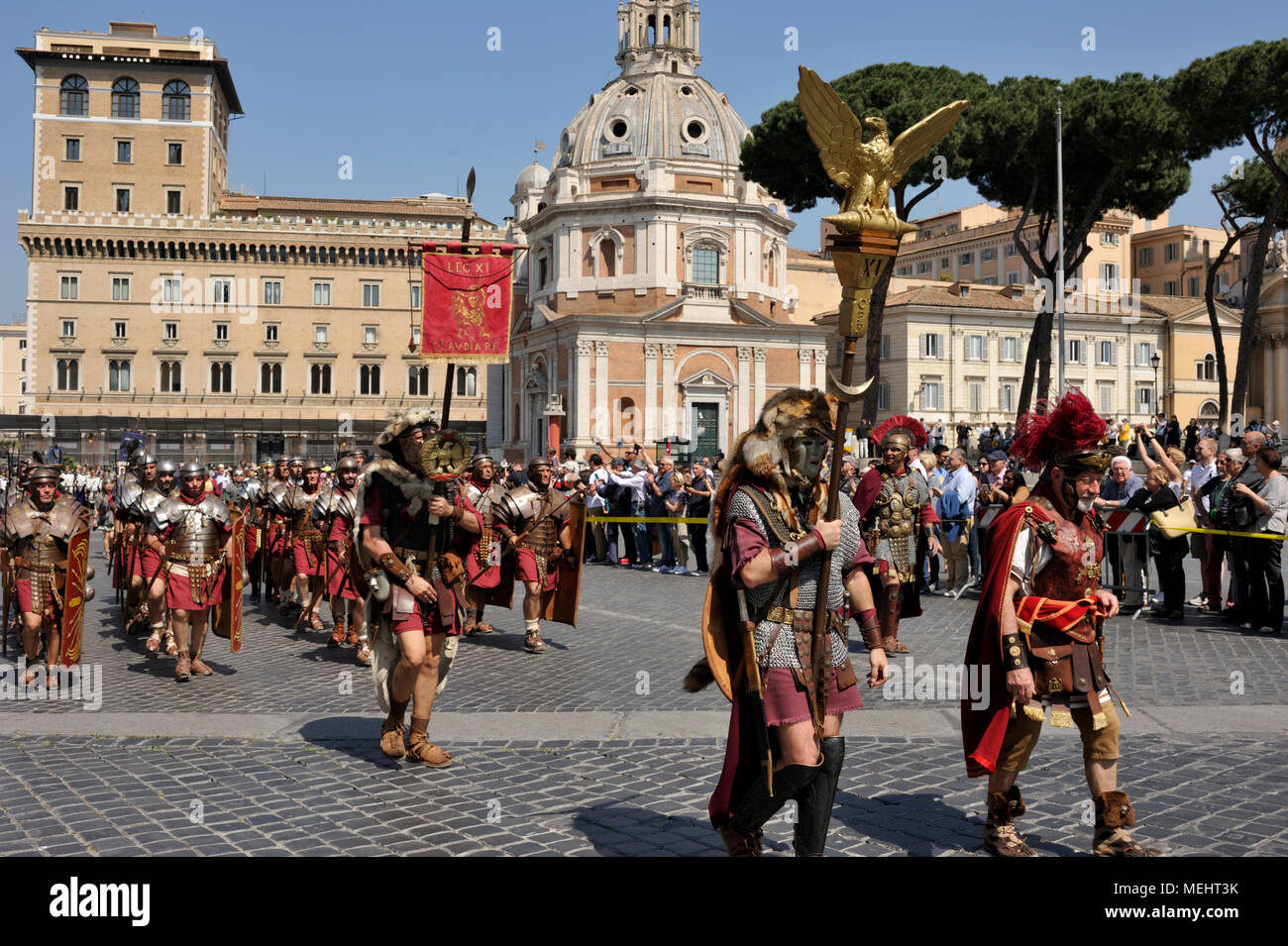 Roma, Italia. Il 22 aprile, 2018. Natale di Roma in Roma, Italia. Roma celebra il 2771st anniversario della fondazione della città nel XXI Aprile del 753 A.C. Il corteo storico per le strade di Roma. Le persone sono vestite di antichi costumi romani. Credito: Vito Arcomano/Alamy Live News Foto Stock