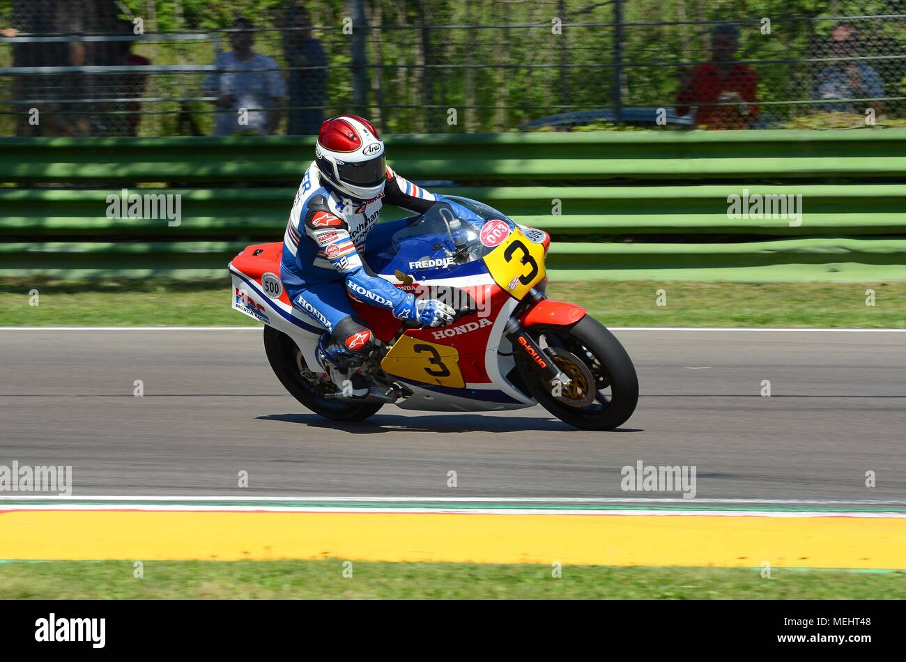 21 Aprile 2018: Freddie Spencer sulla Honda NSR 500 durante la leggenda del motore Festival 2018 sul circuito di Imola in Italia. Foto Stock