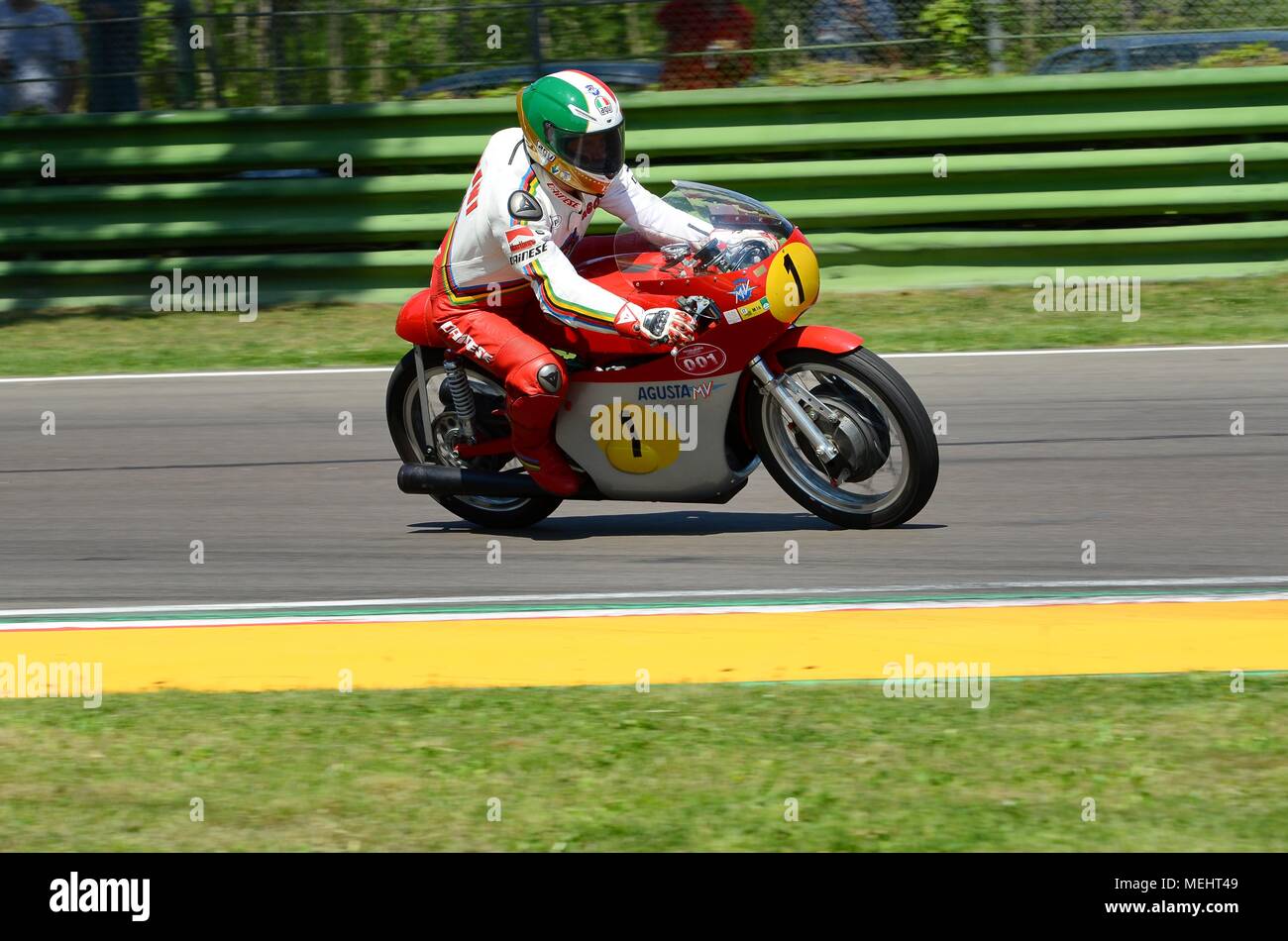 Circuito di Imola, 21 aprile 2018. Giacomo Agostini su MV Agusta durante la leggenda del motore Festival 2018 sul circuito di Imola in Italia. Credito: dan74/Alamy Live News Foto Stock