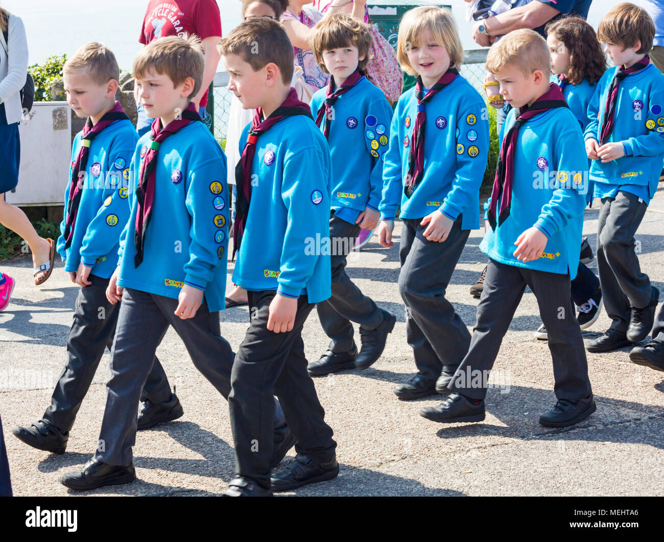 Bournemouth, Dorset, Regno Unito 22 aprile 2018. Il clima caldo e soleggiato di centinaia di persone si sono trasformate in una sfilata di scouts per il giorno di San Giorgio a Bournemouth. Giovani ragazzi e ragazze scout cuccioli castori celebrare San Giorgio giorno partecipando alla processione. Credit: Carolyn Jenkins/Alamy Live News Foto Stock