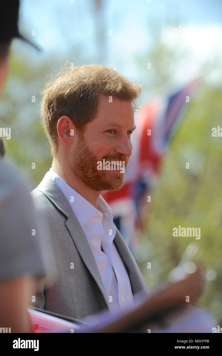 Londra, UK, 22 aprile 2018. Sua Altezza Reale il principe Harry ancora una volta hanno partecipato alla Vergine denaro maratona di Londra in Londra, Regno Unito. Dopo la visione di alcune delle emozionanti corse ha dato le medaglie per i vincitori. Credito: Michael Preston/Alamy Live News Foto Stock