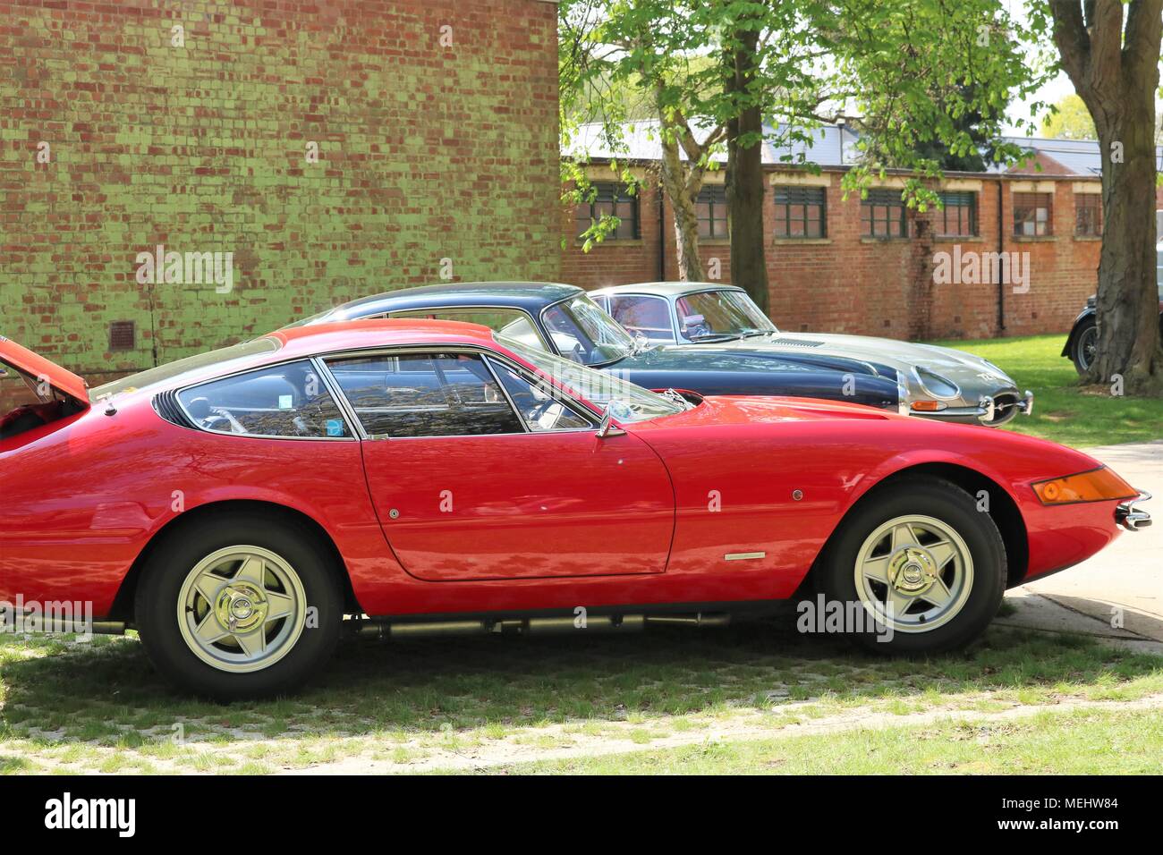 Bicester, Oxfordshire, Regno Unito. 22.04.2018. Domenica Scramble 'Drive giorno' a Bicester patrimonio che è una storica ex base RAF visualizzando i veicoli classici che comprendeva automobili, autocarri, motociclette, biciclette velivoli e motori fire. Credito: Michelle ponti/Alamy Live News. Foto Stock