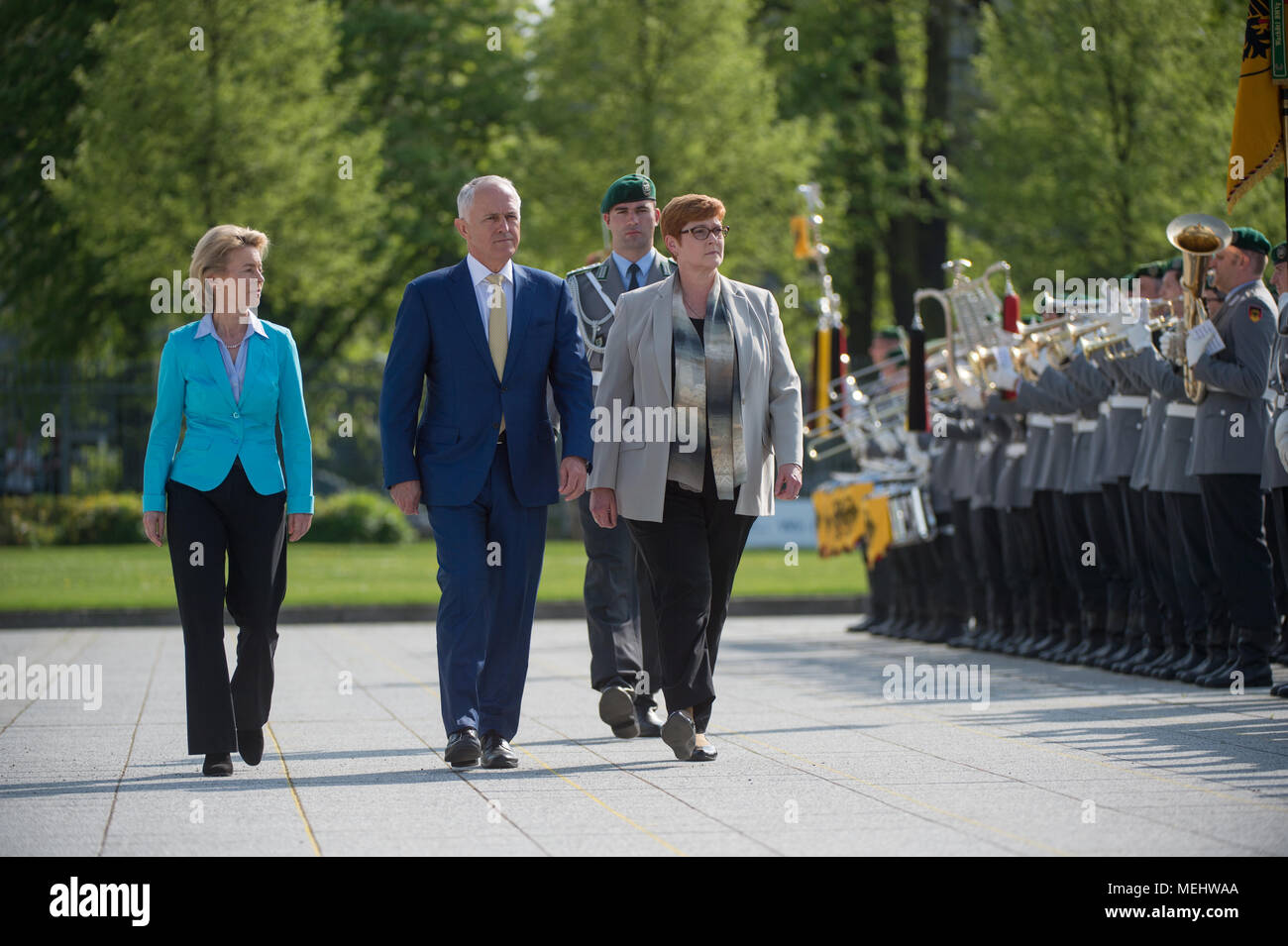 22 Aprile, Germania Berlino: Tedesco il Ministro della Difesa, Ursula von der Leyen (L) del cristiano Unione Democratica (CDU) saluta l'Australia il Primo Ministro Malcolm Turnbull e Australia il Ministro della difesa Marise Payne con gli onori militari. Foto: Arne Bänsch/dpa Foto Stock